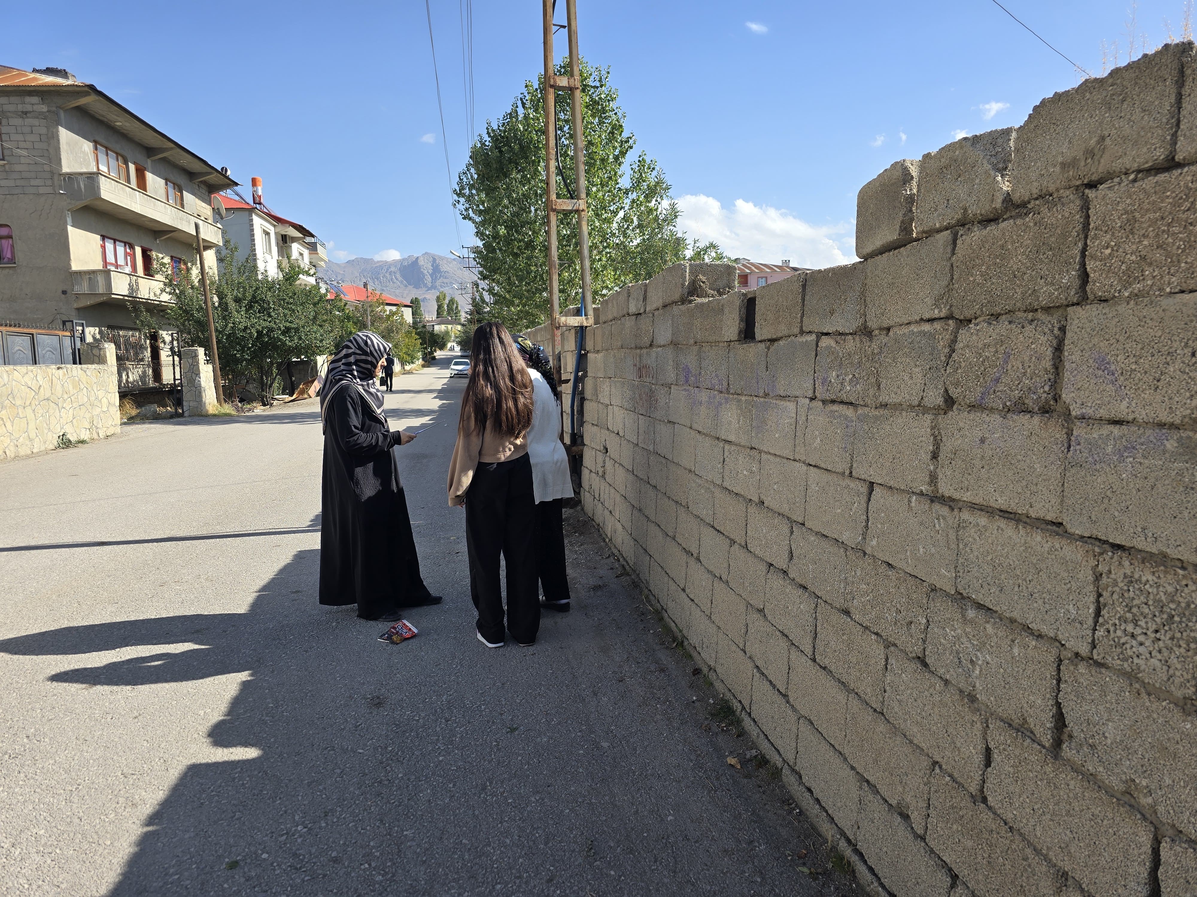 Akköprü Mahallesi’nde kapı kapı kadın dayanışması: İhtiyaçlar sahada dinleniyor