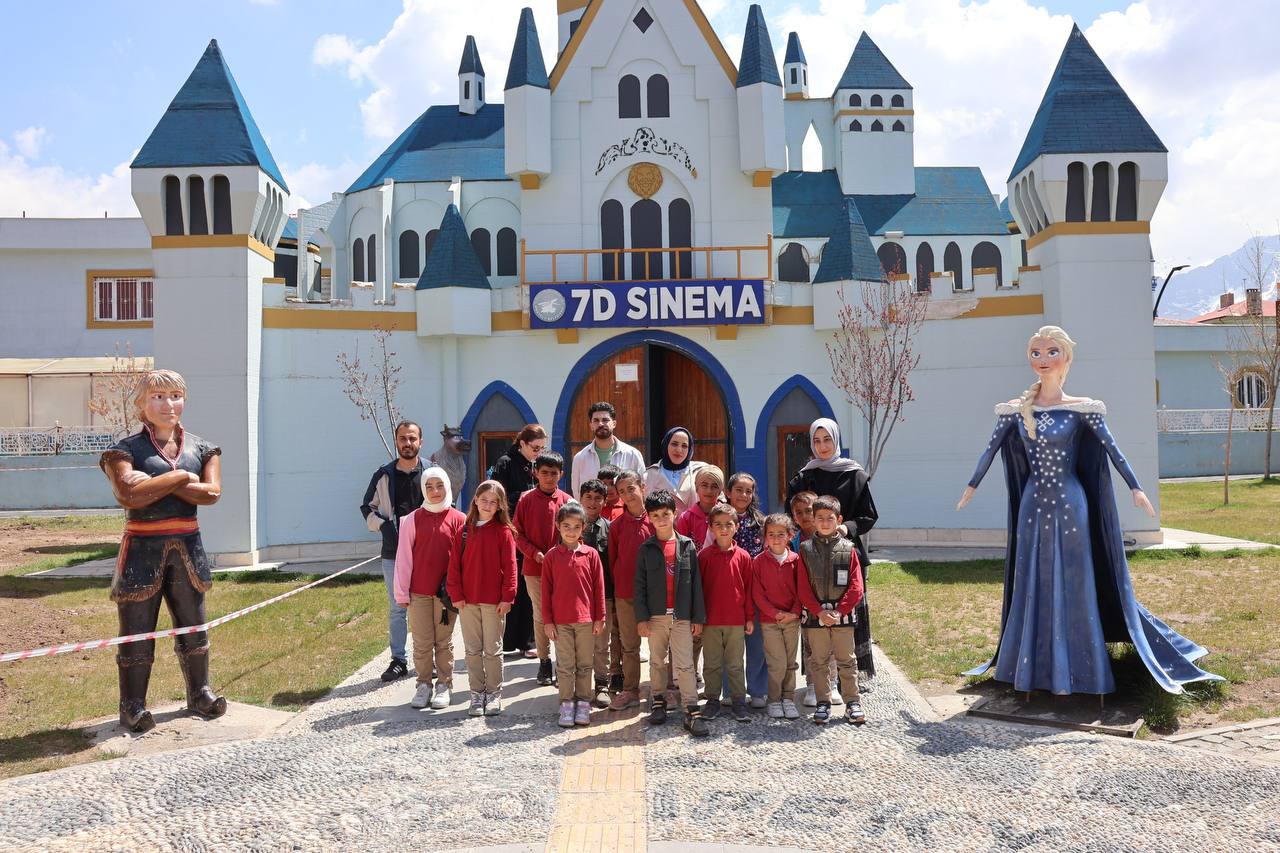 Tuşba Belediyesi'nden çocuklara özel etkinlik: Kedi Evi ve Ters Ev ziyareti