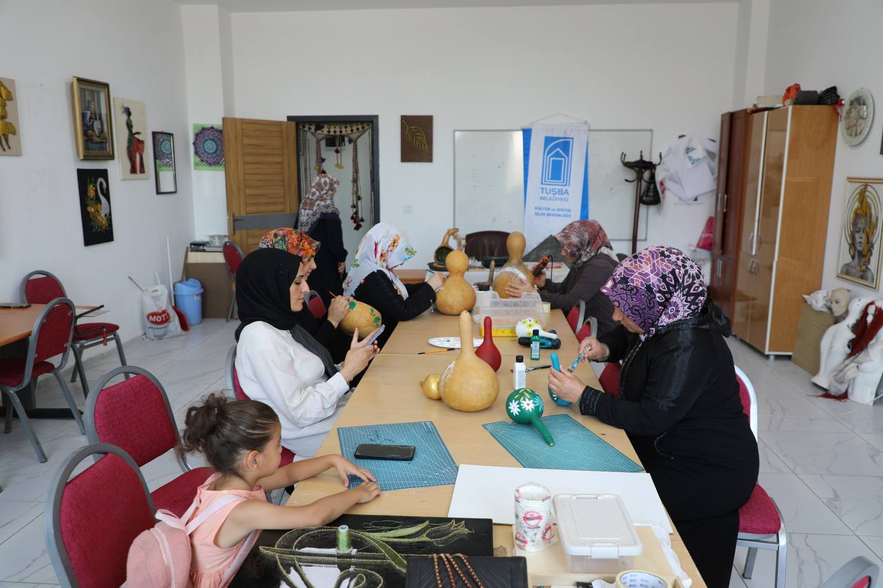 Li Tuşbayê Jin ji Kundirê Avê Abajûran Çêdikin