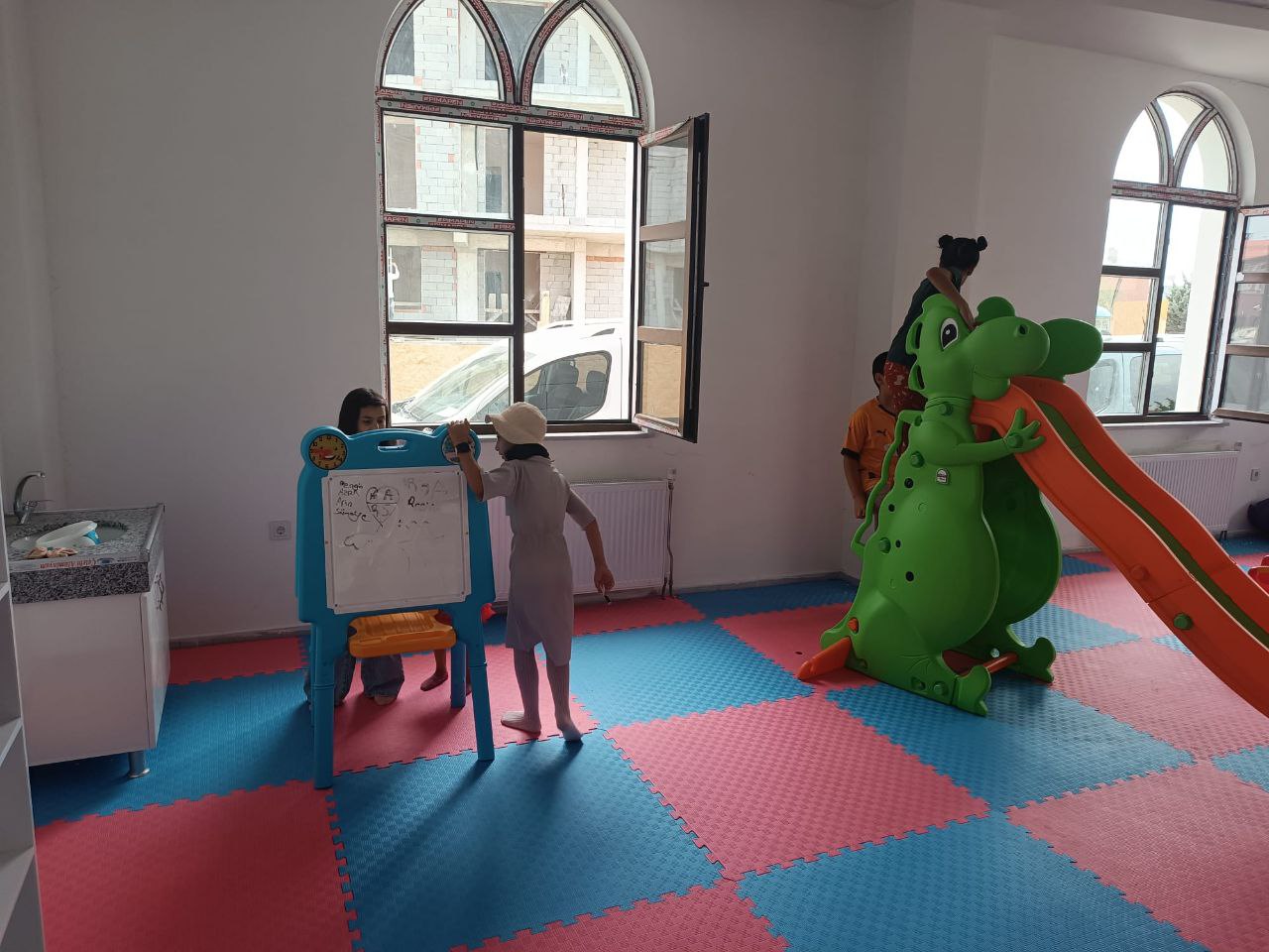 Kursiyerler Öğrenirken Çocuklar Eğleniyor 