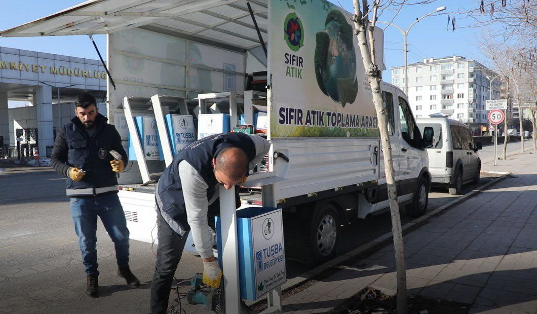 Tuşba Belediyesi Kaldırımlara Çöp Kovası Yerleştiriyor