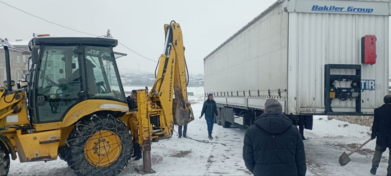 Belediye Ekiplerinden Örnek Müdahale: Seyrantepe'de Mahsur Kalan TIR İçin Seferber Oldular