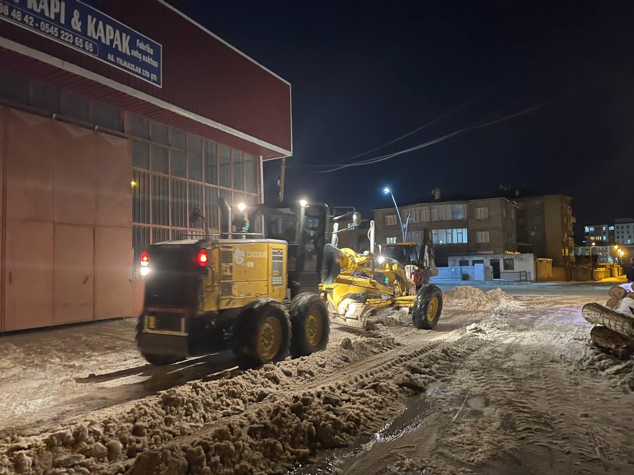 Fen İşleri'nden Gece Boyu Kesintisiz Kar Mücadelesi