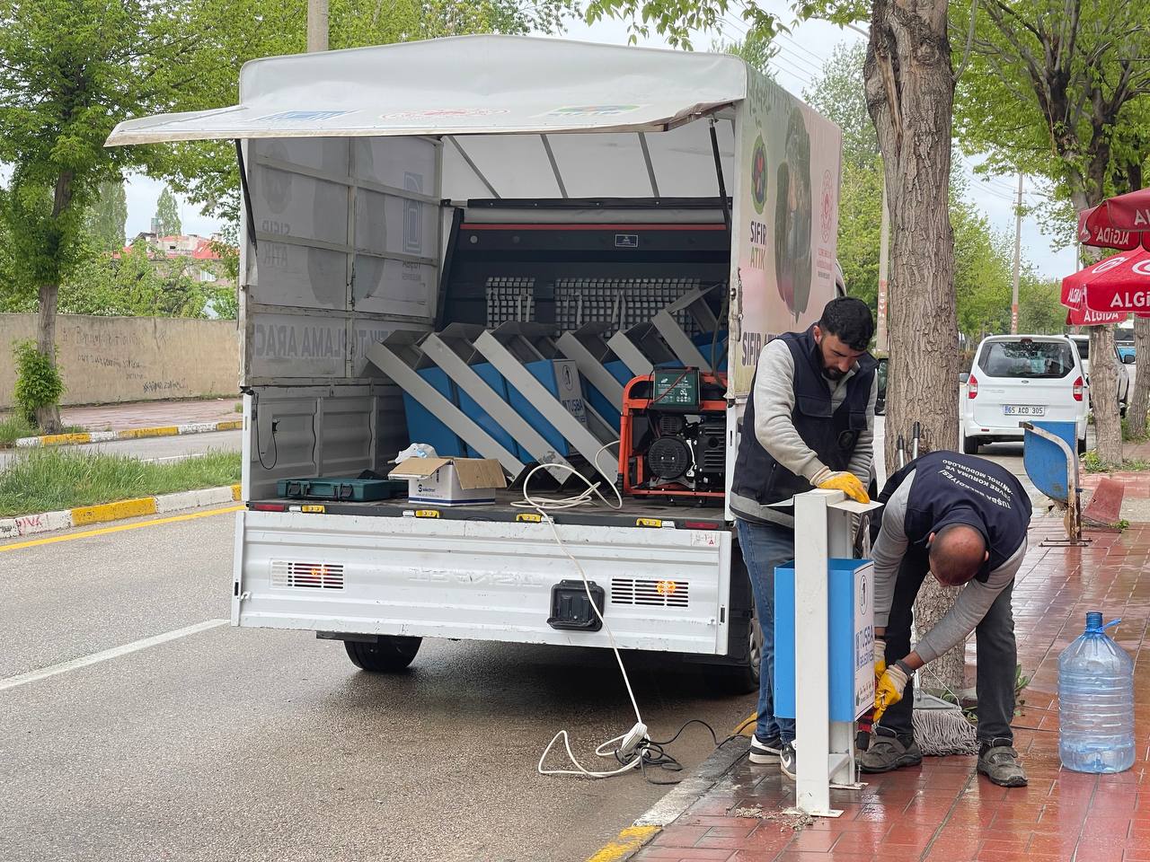 Tuşba Belediyesi'nden İskele Caddesi'ne Yenilikçi Çöp Kovaları