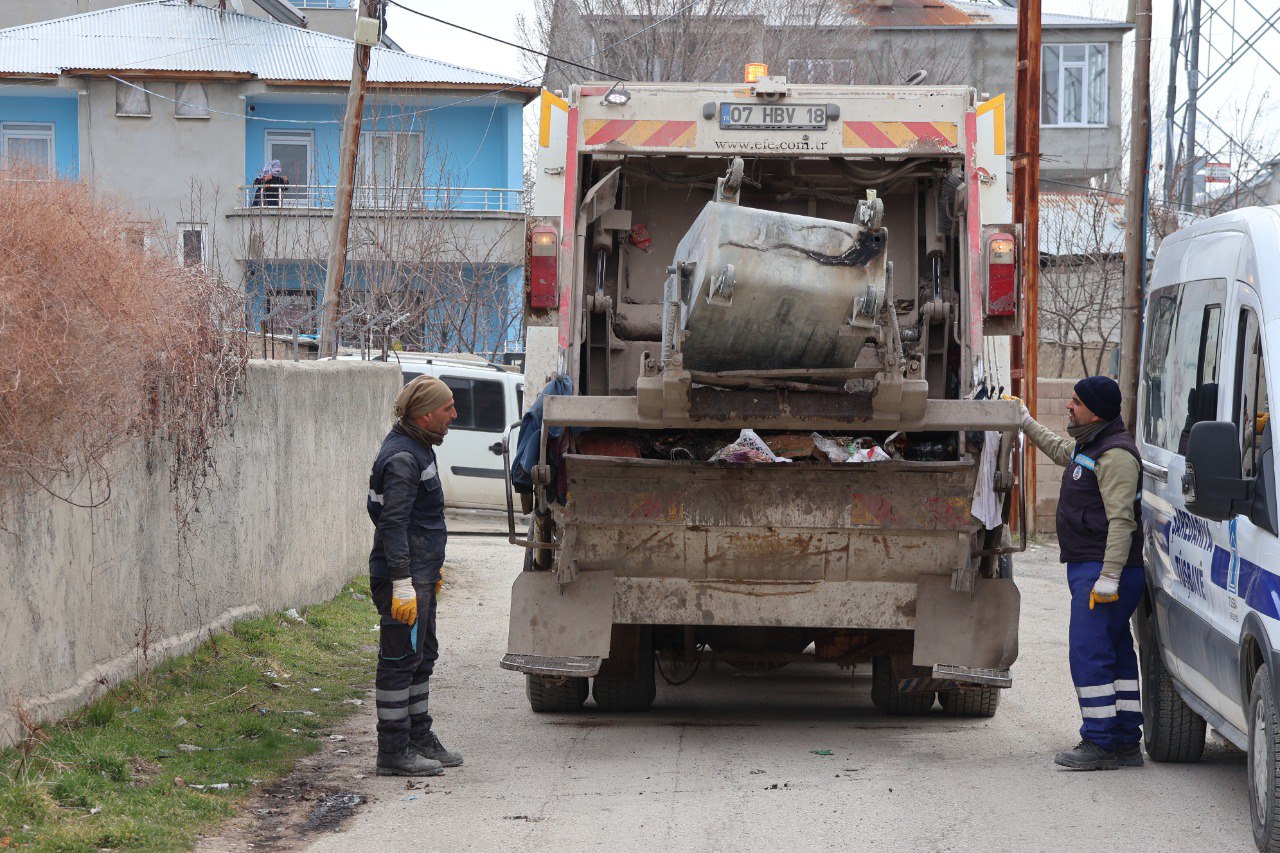 Tuşba’da Bayram Öncesi Temizlik Seferberliği Sürüyor