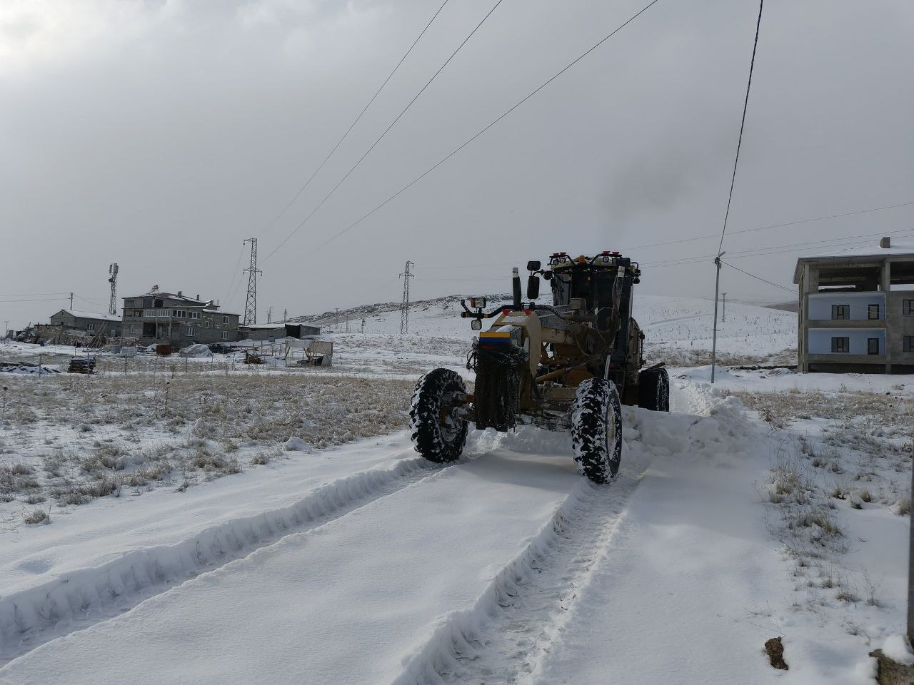 Tuşba Belediyesi'nden Kar Mücadelesine Tam Kadro Destek