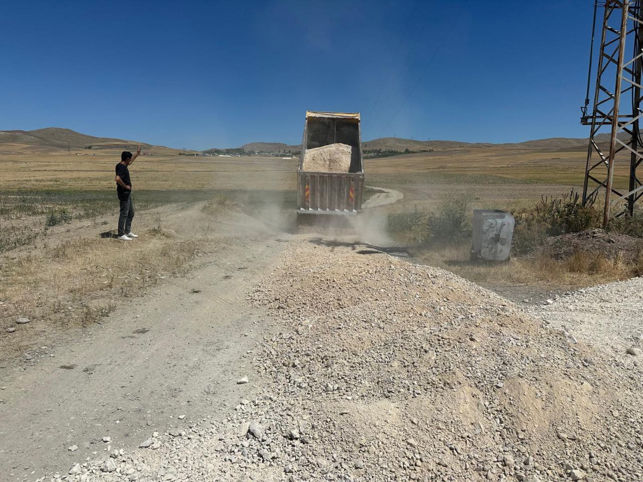 Tuşba Belediyesi'nden Üç Mahallede Yol İyileştirme Çalışmaları