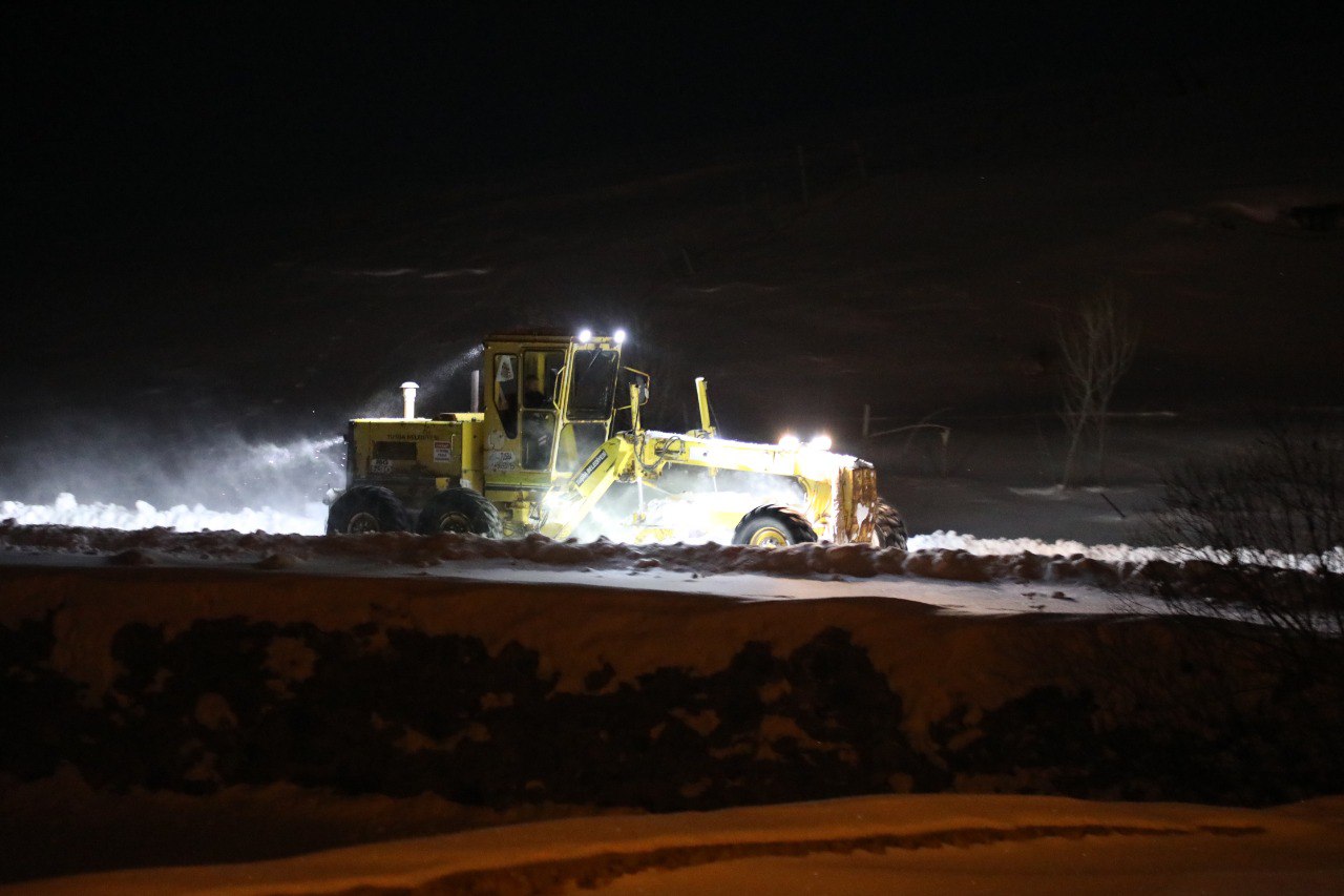 Kırsal Mahallelerde Karla Mücadele Gece de Sürüyor 