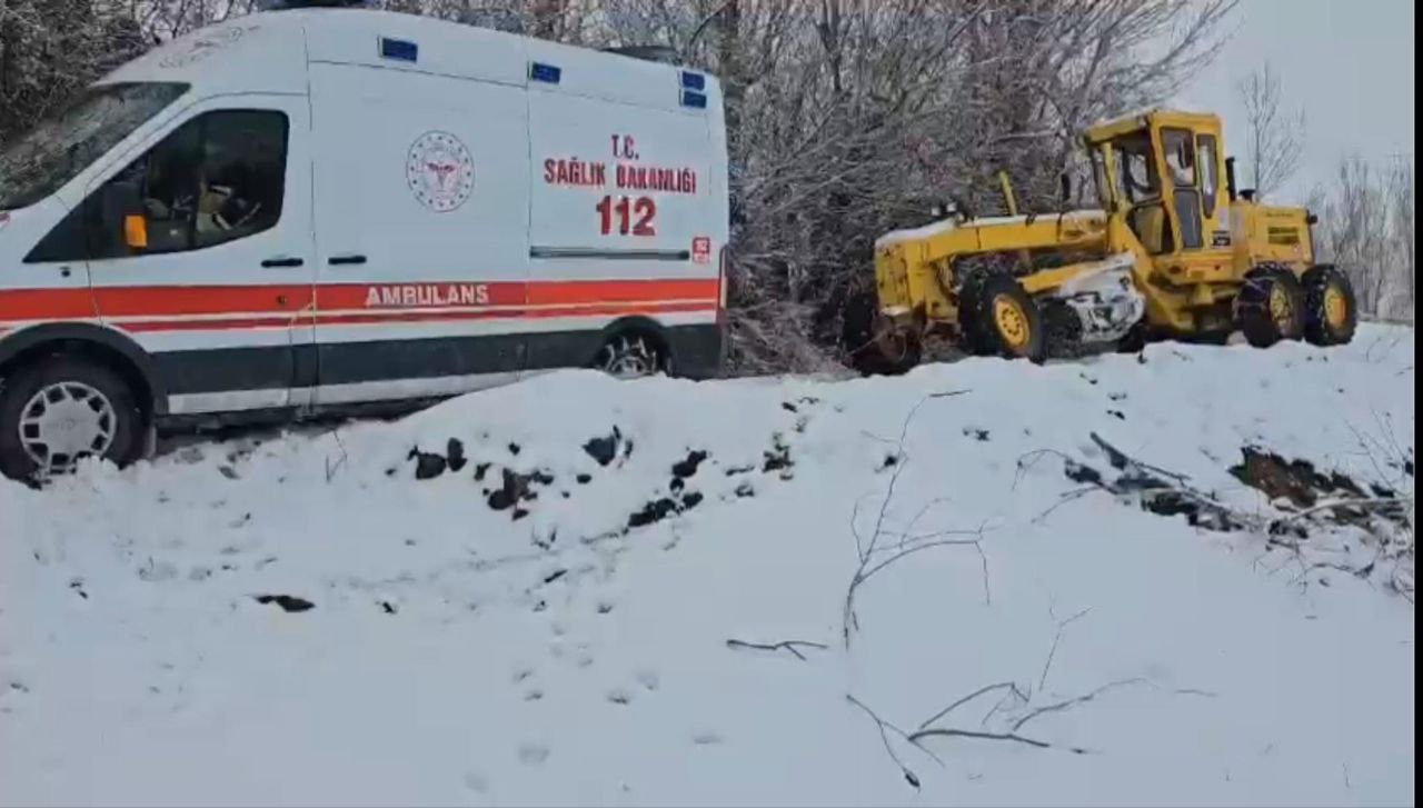  Kar Nedeniyle Mahsur Kalan Ambulans Kurtarıldı