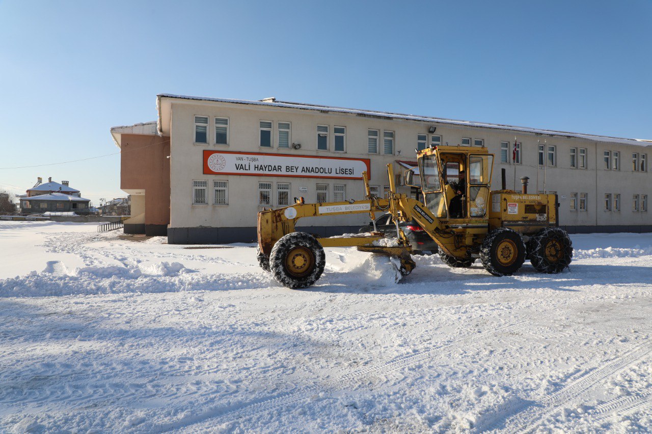 Fen İşleri Müdürlüğü’nden Vali Haydar Bey Lisesi’nde Kar Temizliği