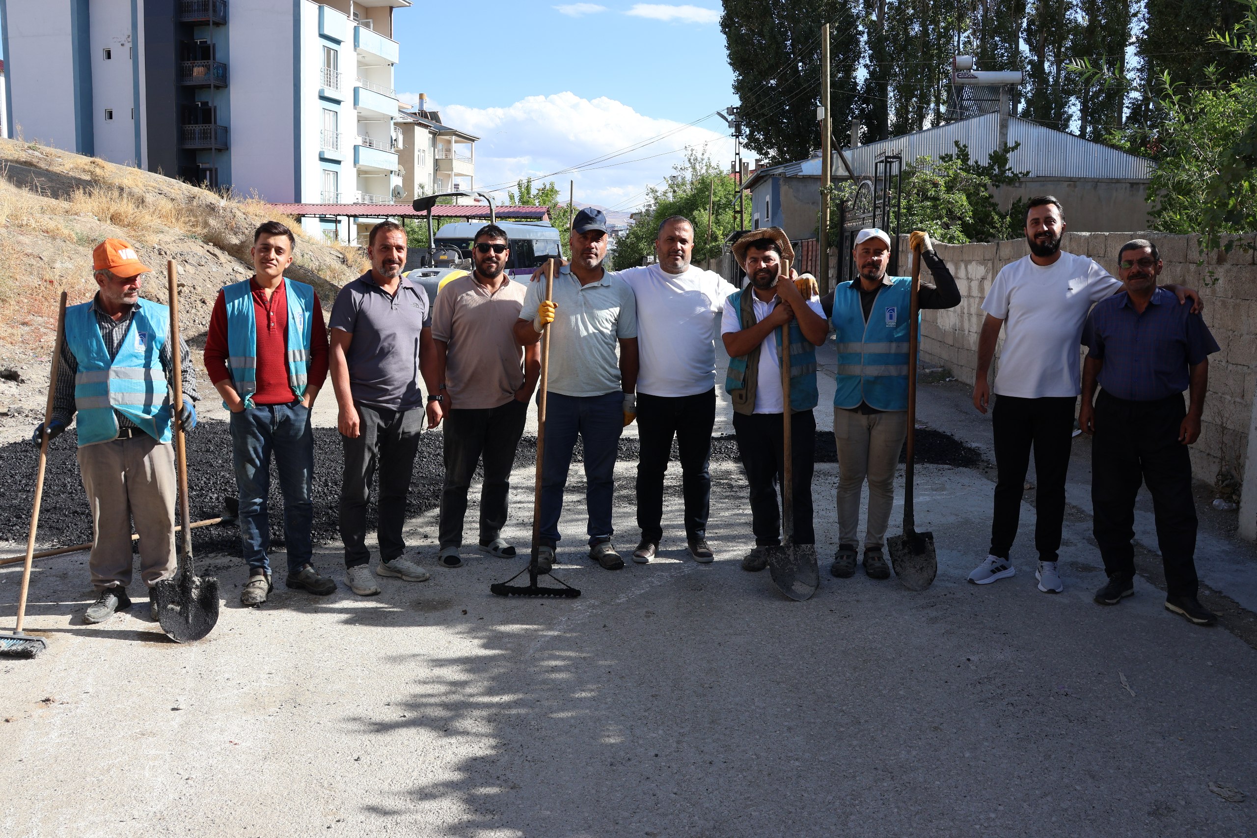 Akköprü Mahallesi’nde asfalt yama çalışmaları devam ediyor 