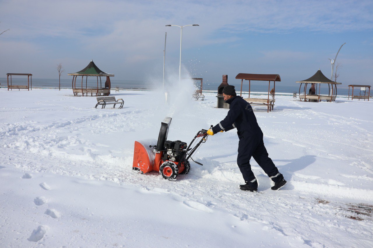 Park ve Bahçeler Müdürlüğü’nden 15 Temmuz Parkı’nda Kar Temizliği