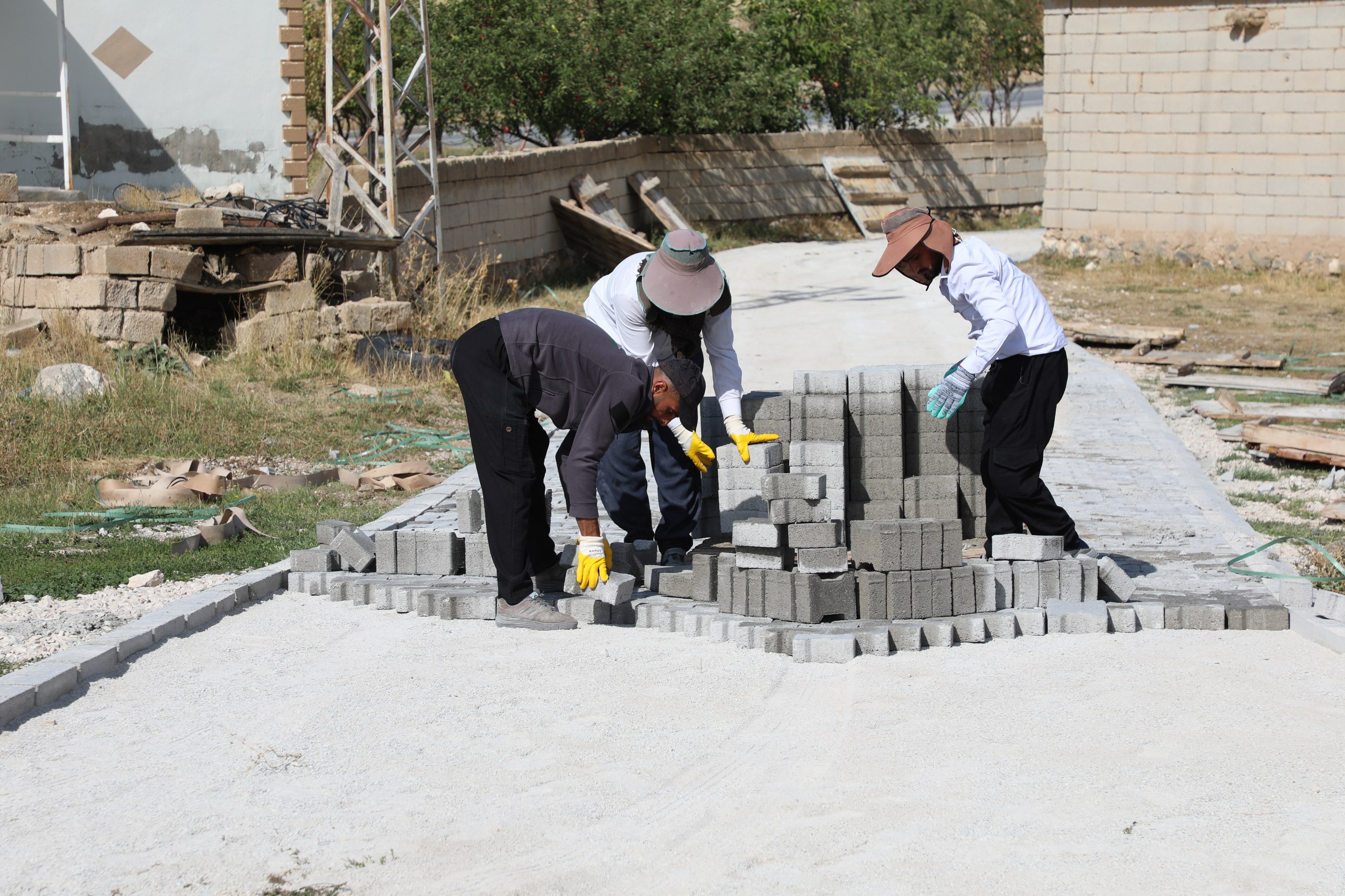 Tuşba Belediyesi altı mahallede kilitli parke çalışmalarını tamamladı, Şahgeldi’de mesai başladı