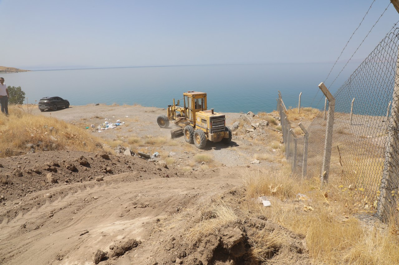 Tuşba Belediyesi Ayanıs Sahili’ne İnen Yolları Açtı