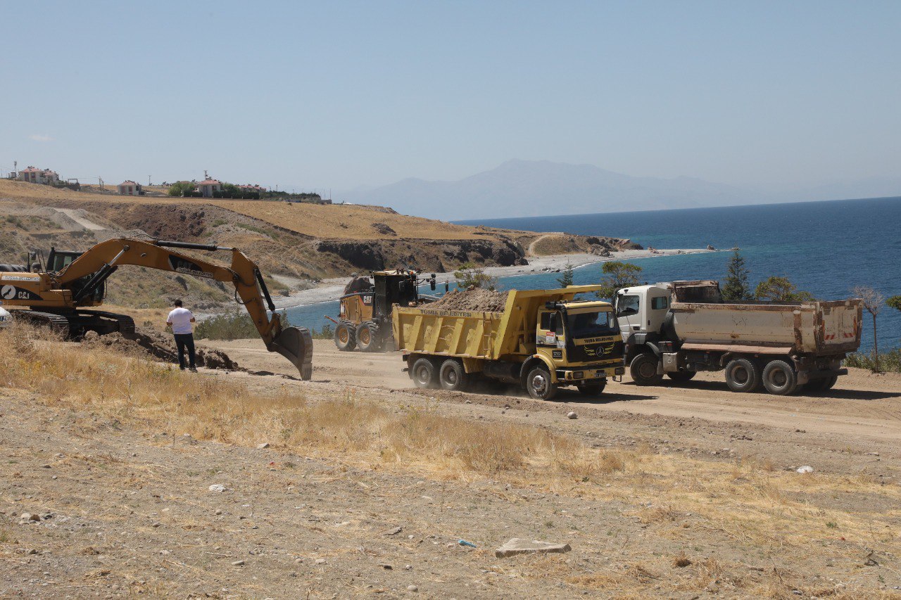 Tuşba Belediyesi Mollakasım Sahiline Yeni Kamelyalar Yapıyor 