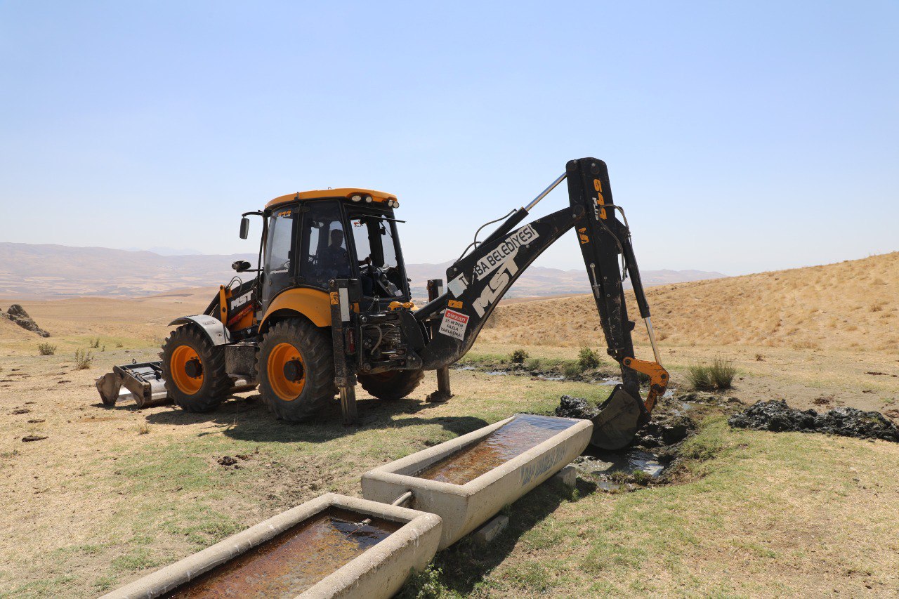Tuşba Belediyesi Ocaklı Mahallesi’nde Kanal ve Sıvatları Temizledi
