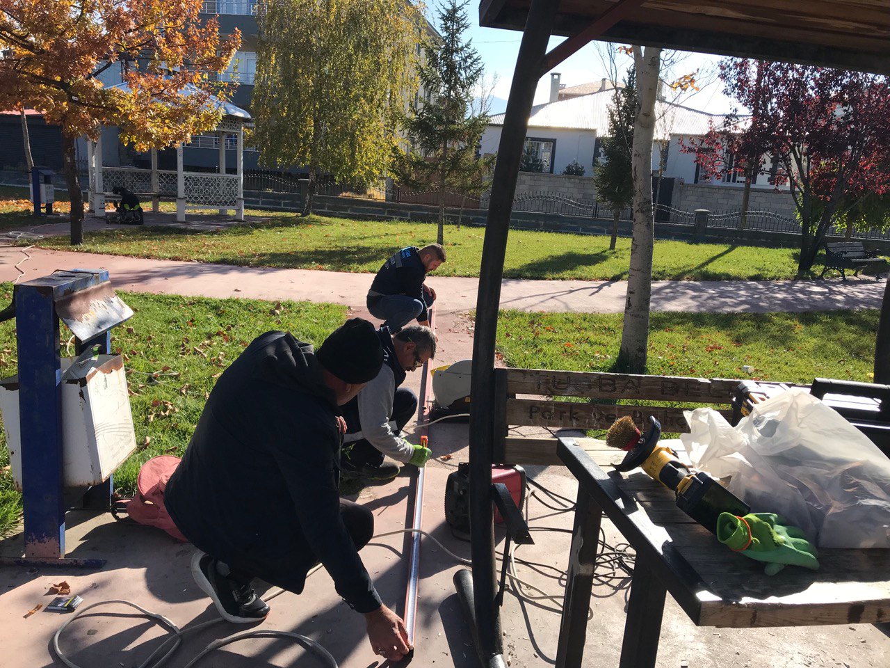Tuşba’da Parklar Yenileniyor: Kamelyalar Boyanıyor, Banklar Dayanıklı Malzemeyle Değiştiriliyor