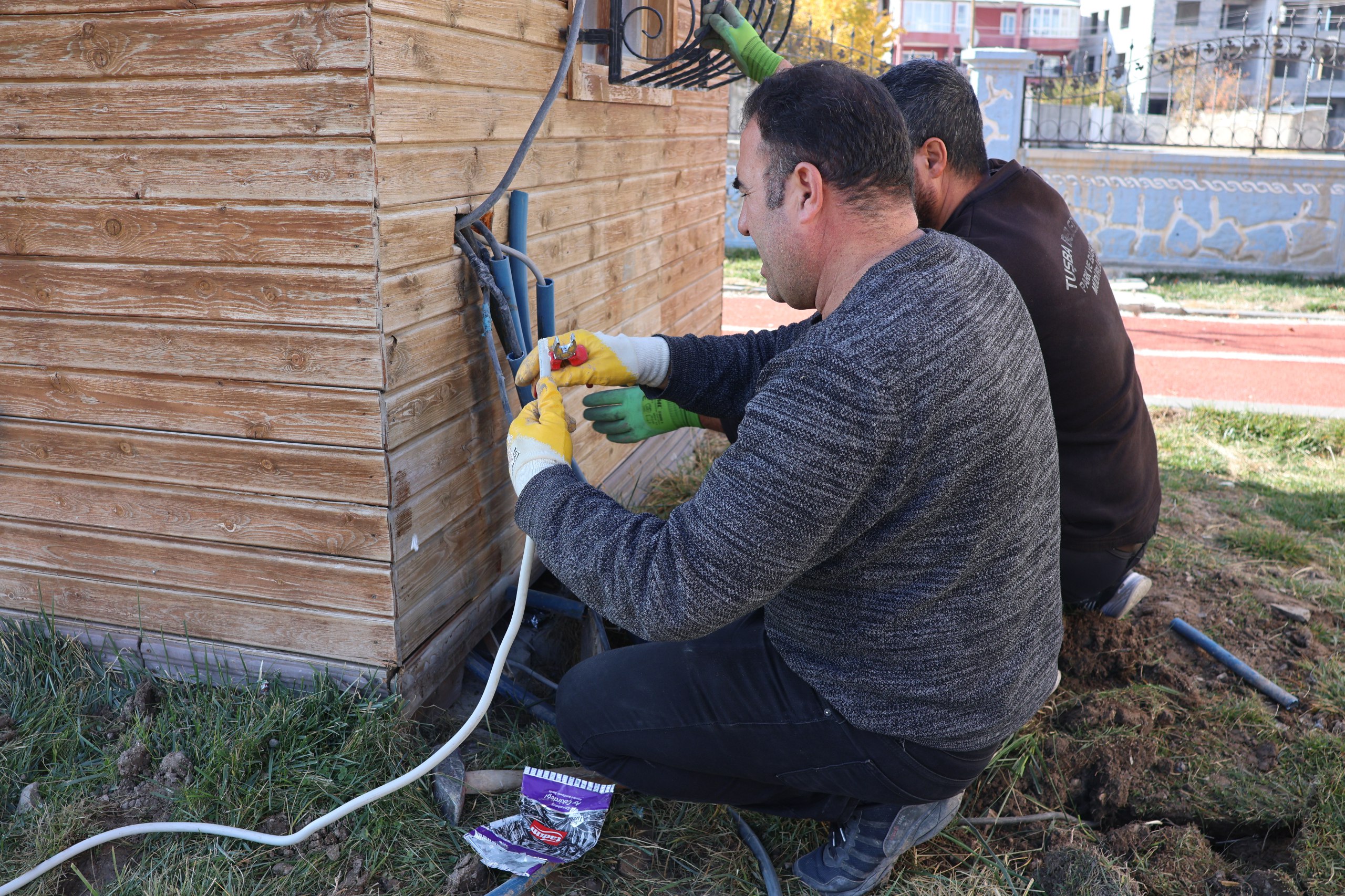 Tuşba Belediyesi Sevgi Parkı’nda Aydınlatma ve Elektrik Altyapısını Yeniledi