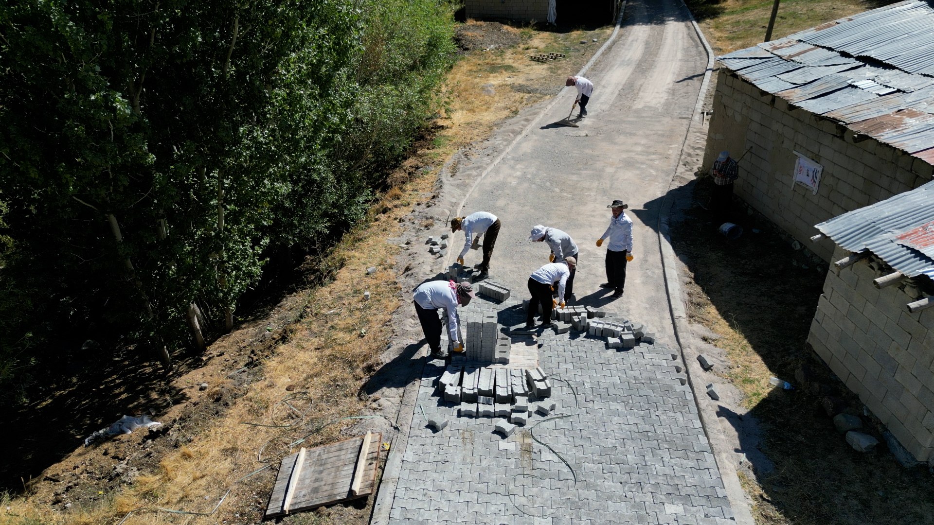 Derebey Mahallesi’nde kiilitli parke taşı çalışmaları başladı