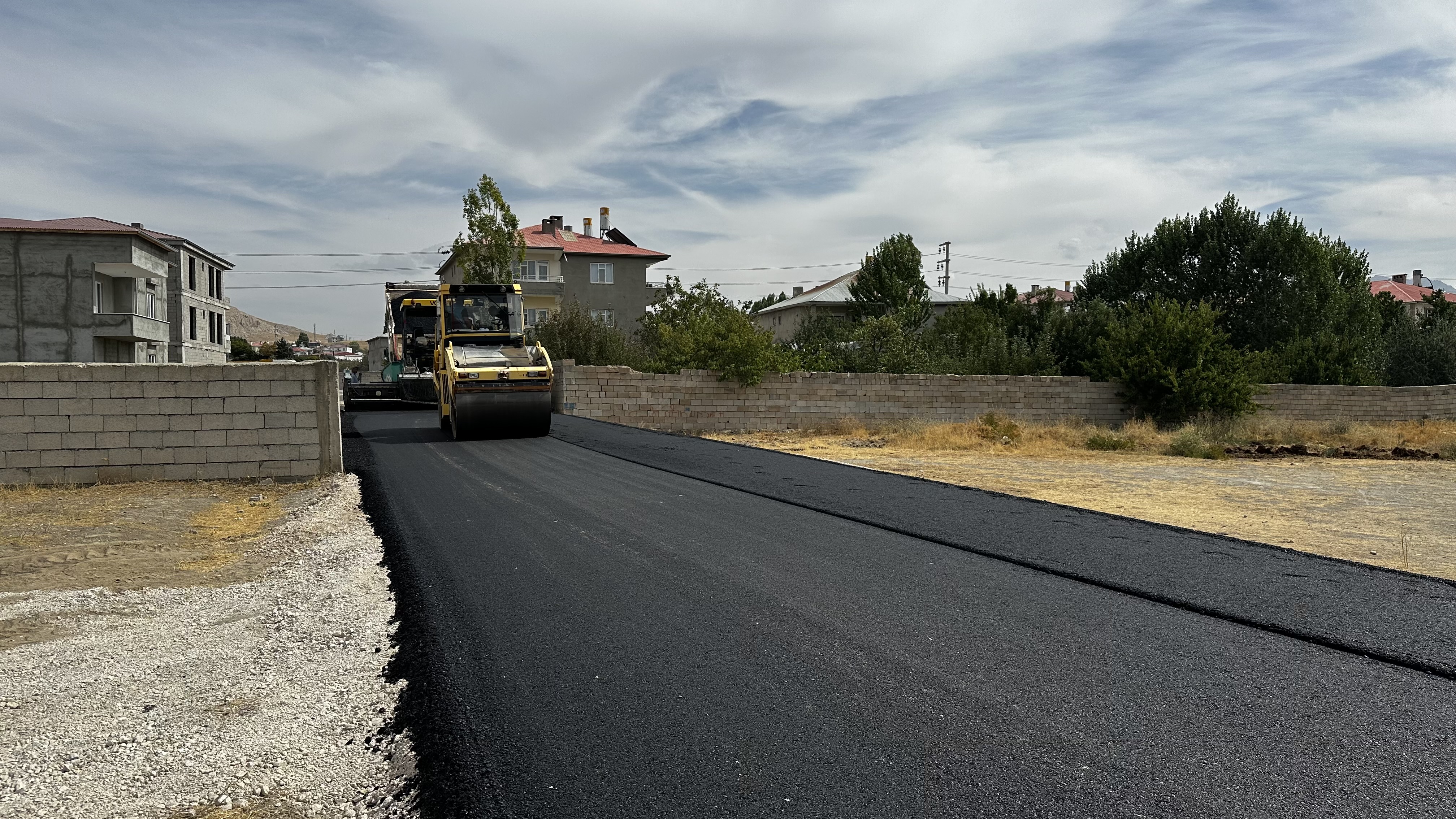 Tuşba Belediyesi’nden İskele Mahallesi’nde asfalt çalışması