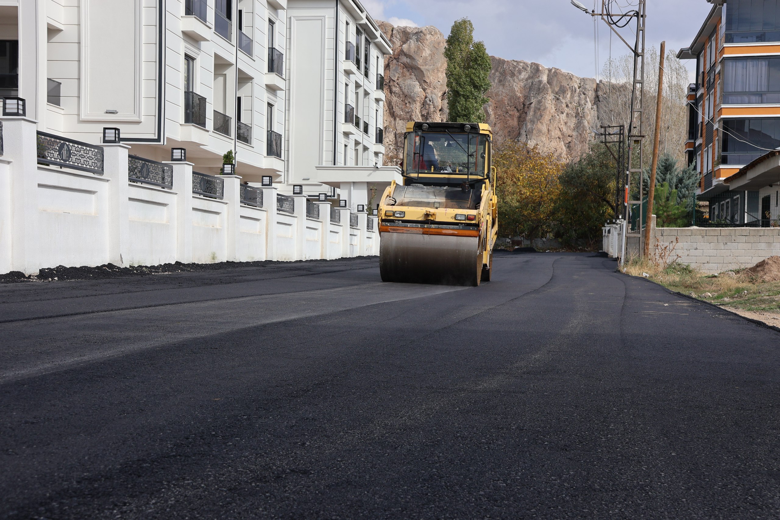 Tuşba’da yol çalışmaları sürüyor: İstasyon Mahallesi’nde asfalt serimi başladı