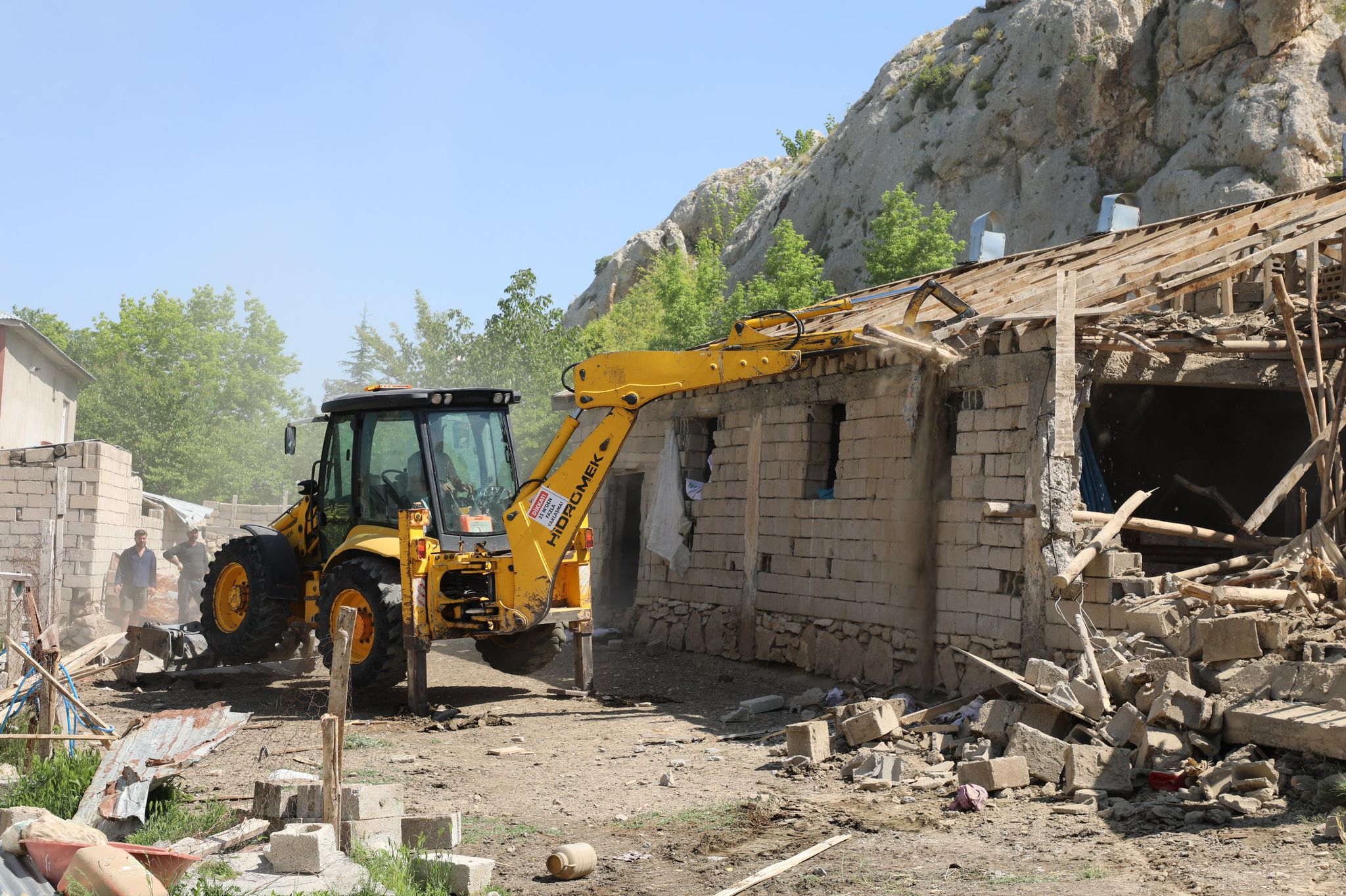 Du govên ku zirar didan jîngehê li ser daxwaza şêniyên Şemsîbeyê hatin hilweşandin