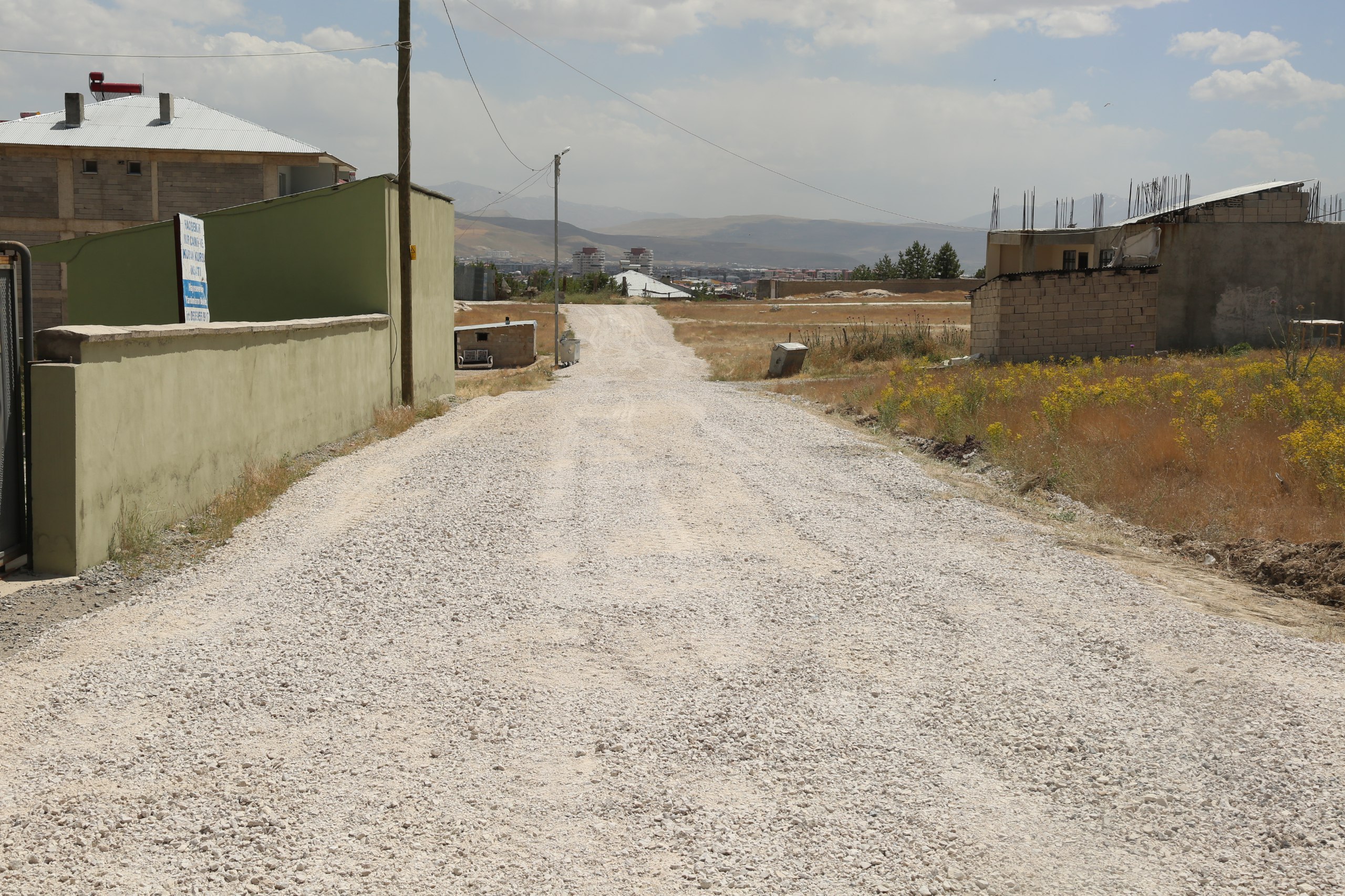 Tuşba Belediyesi Olarak, Tahrip Olmuş Yolları Onarmaya Genişletmeye Devam Ediyoruz. İlçemiz Kırsal Mahallerinde Tahrip Olan Yolların Stabilize Çalışması Aralıksız Devam Ediyor.