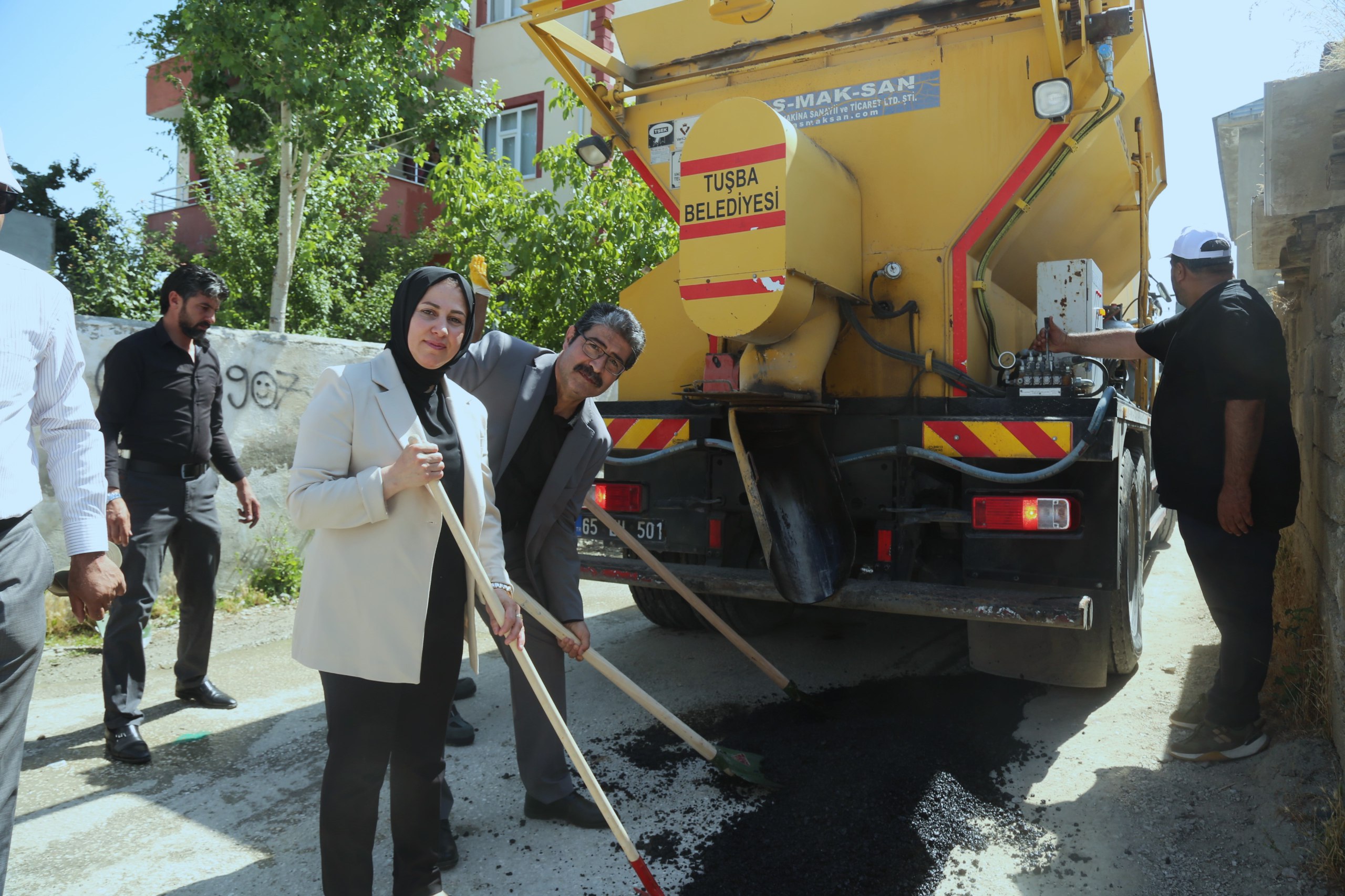 Tuşba Belediyesi Eş Başkanları olarak ekiplerimizle sahaya çıkarak mahalle aralarında tahrip olmuş yollara yapılan asfalt yama çalışmalarını yerinde inceledik