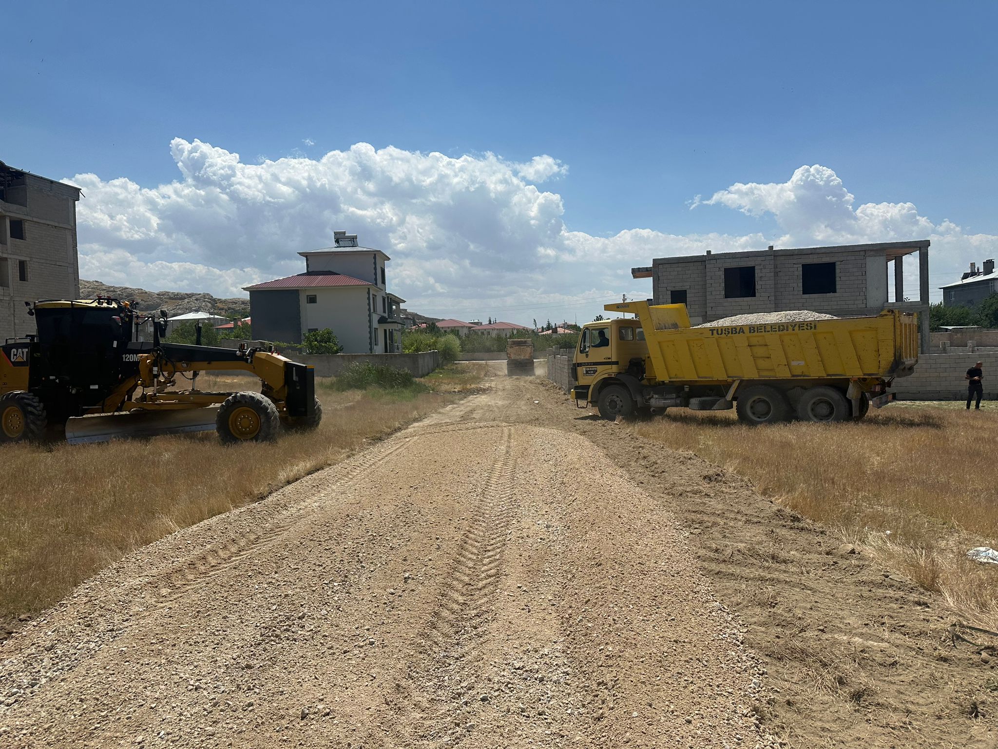 Tuşba Belediyesi Olarak, Şemsibey Mahallesinde Yeni Yollar Açılarak Stabilize Çalışması Yapılıyor.