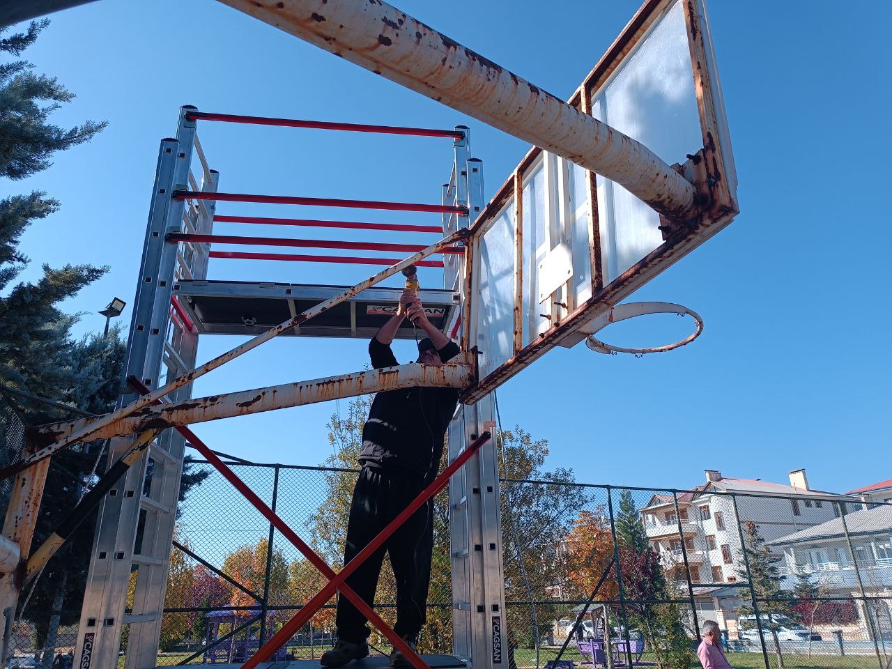 Tuşba Belediyesi Spor Sahalarında Bakım ve Onarım Çalışması Yaptı