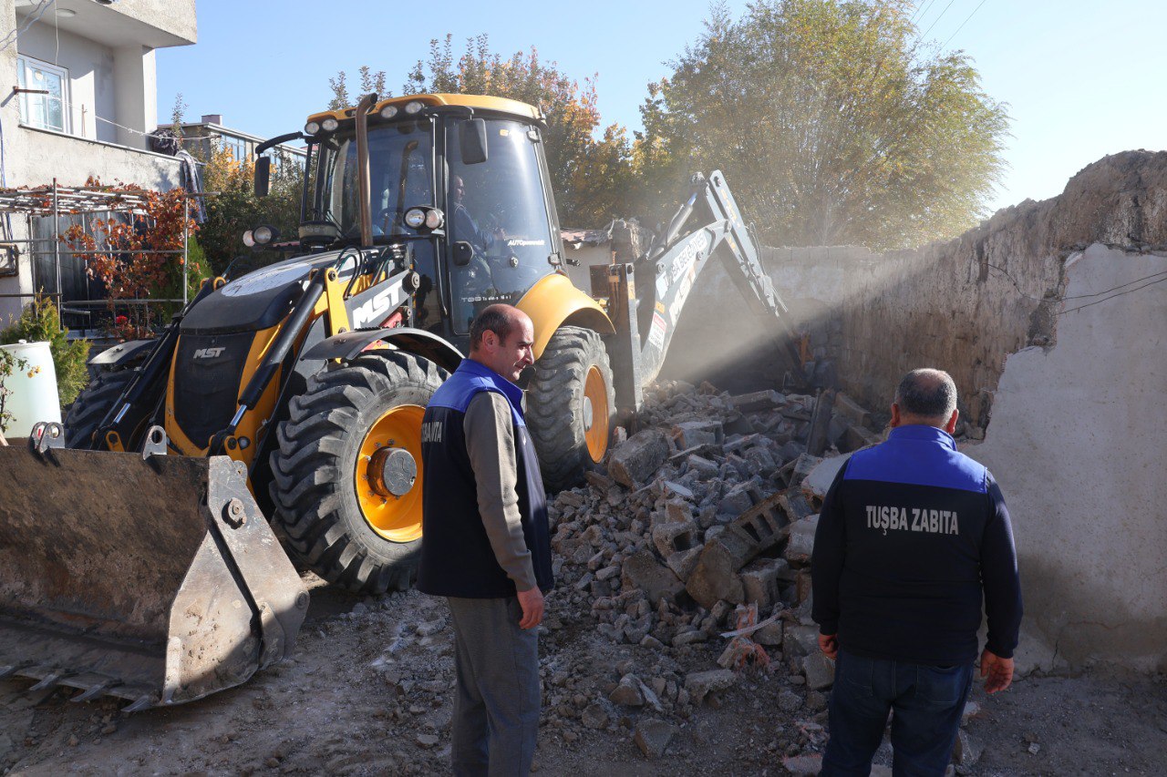Altıntepe Mahallesi'nde Ahır Yıkımı Gerçekleştirildi