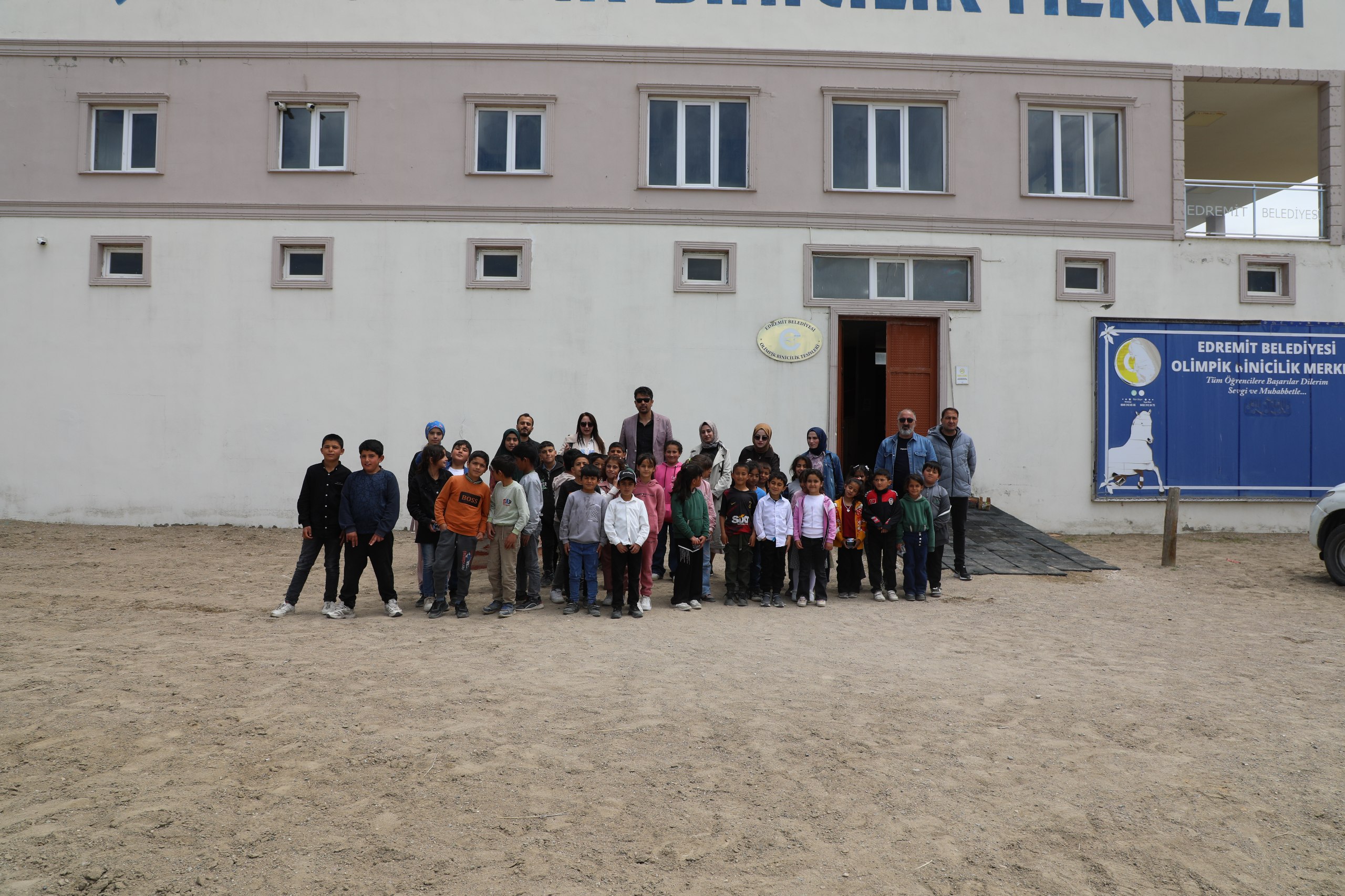 Şaredariya Tuşbayê 47 xwendekar bir gera çewlikê ya hespa 
