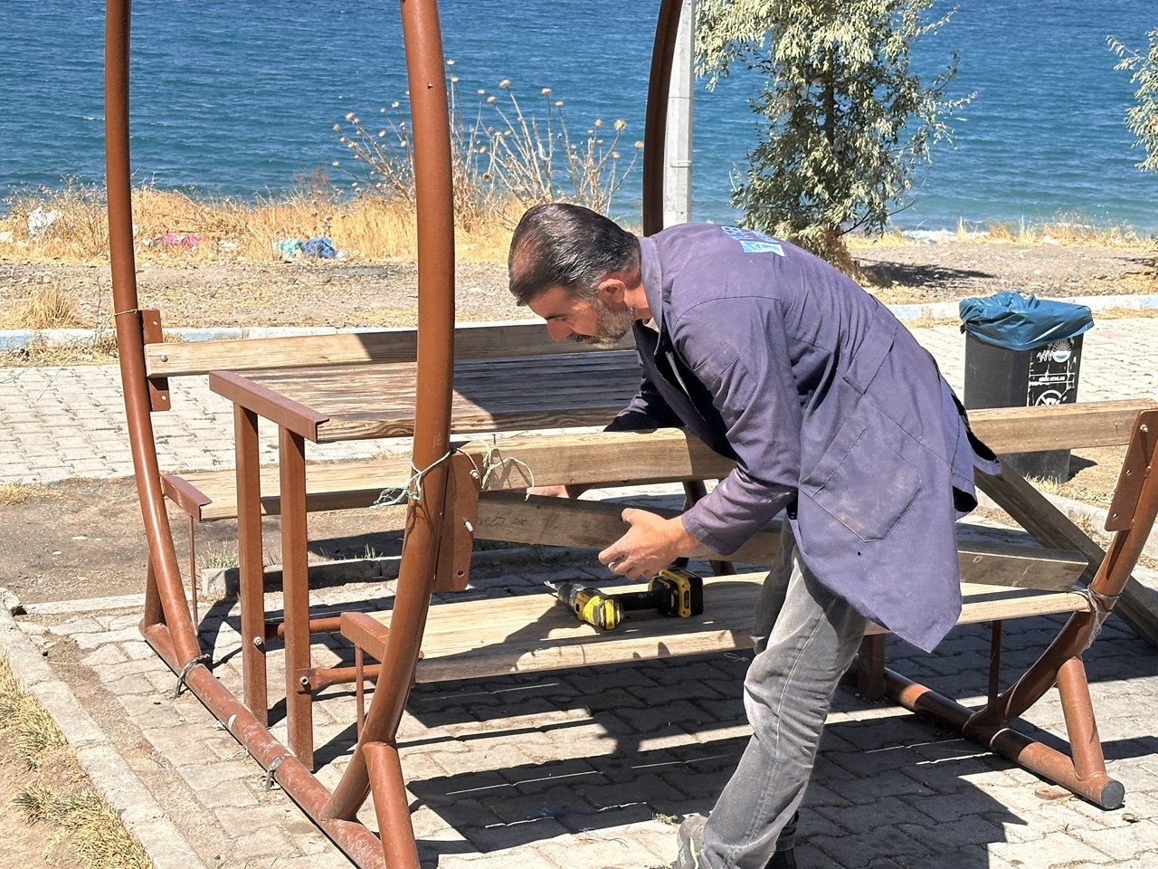 Tuşba Belediyesi Mavi Bayraklı Halk Plajı'ndaki çardakları yeniledi