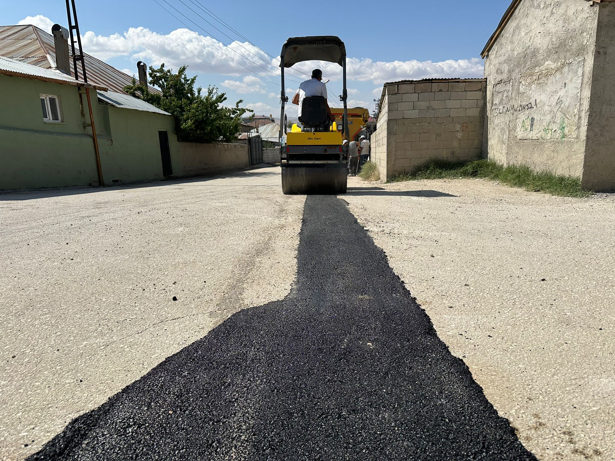 Fen İşleri Müdürlüğü İlçede Bulunan Bütün Mahallelerde Yol Çalışması Başlattı