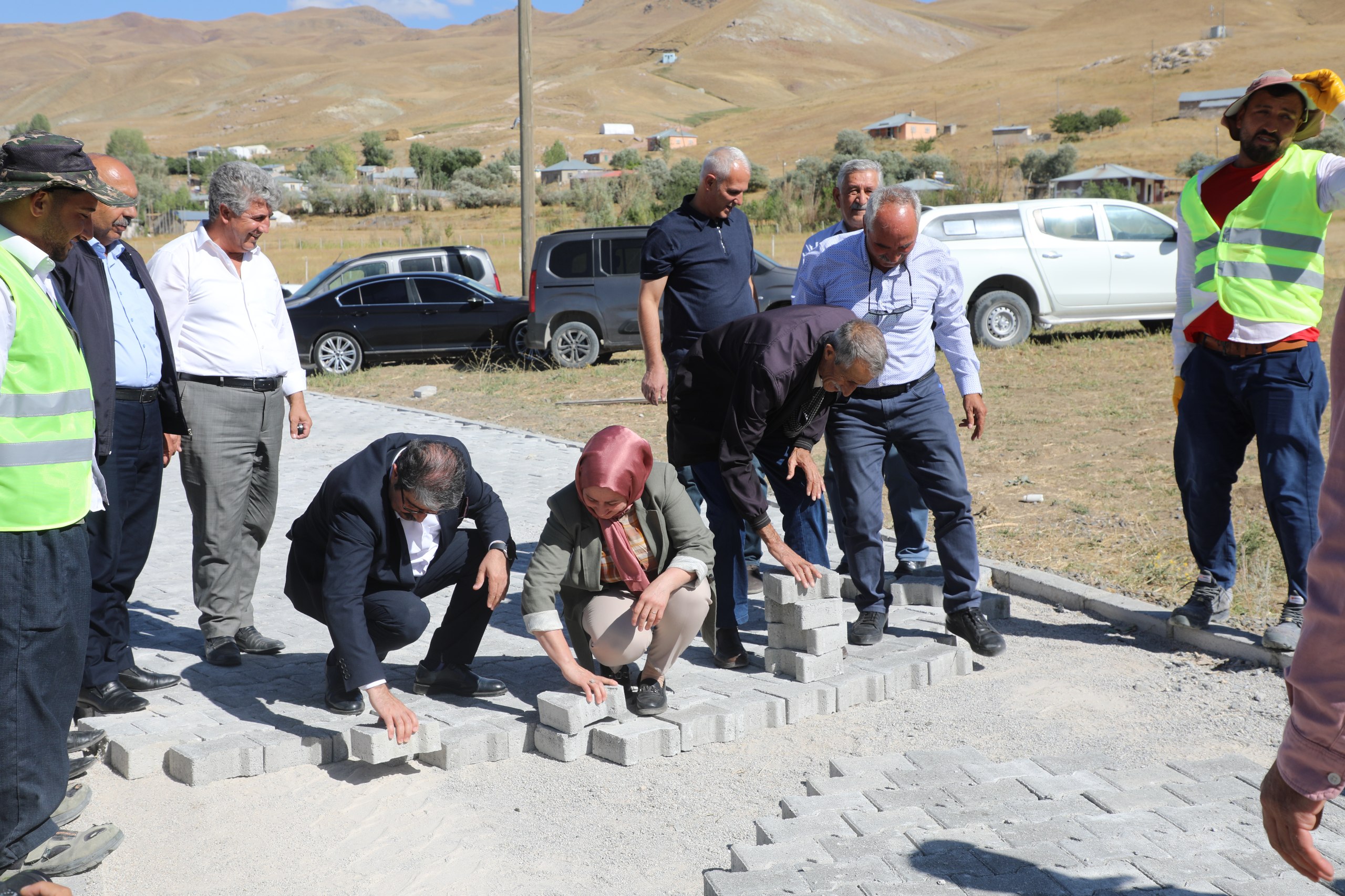 Eşbaşkanlar Derebey Mahallesi’nde kilitli parke taşı çalışmalarını inceledi