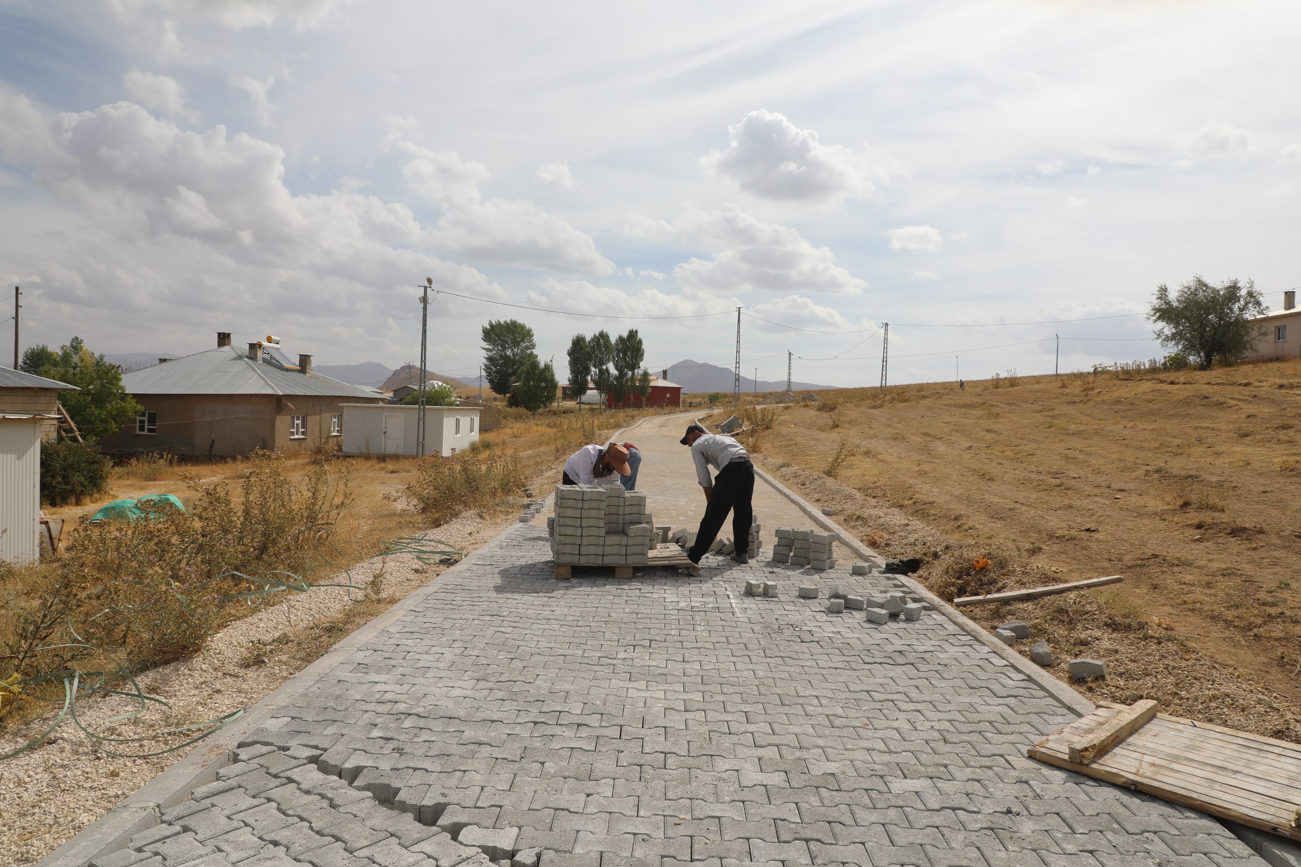 Tuşba’da kırsalda parke taşı, merkezde asfalt mesaisi sürüyor