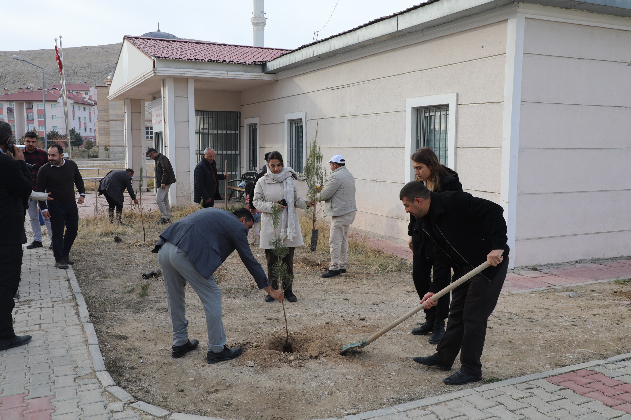 3 Aralık Etkinlikleri Devam Ediyor: Kalecik Mahallesi'nde Fidan Dikimi Gerçekleştirildi