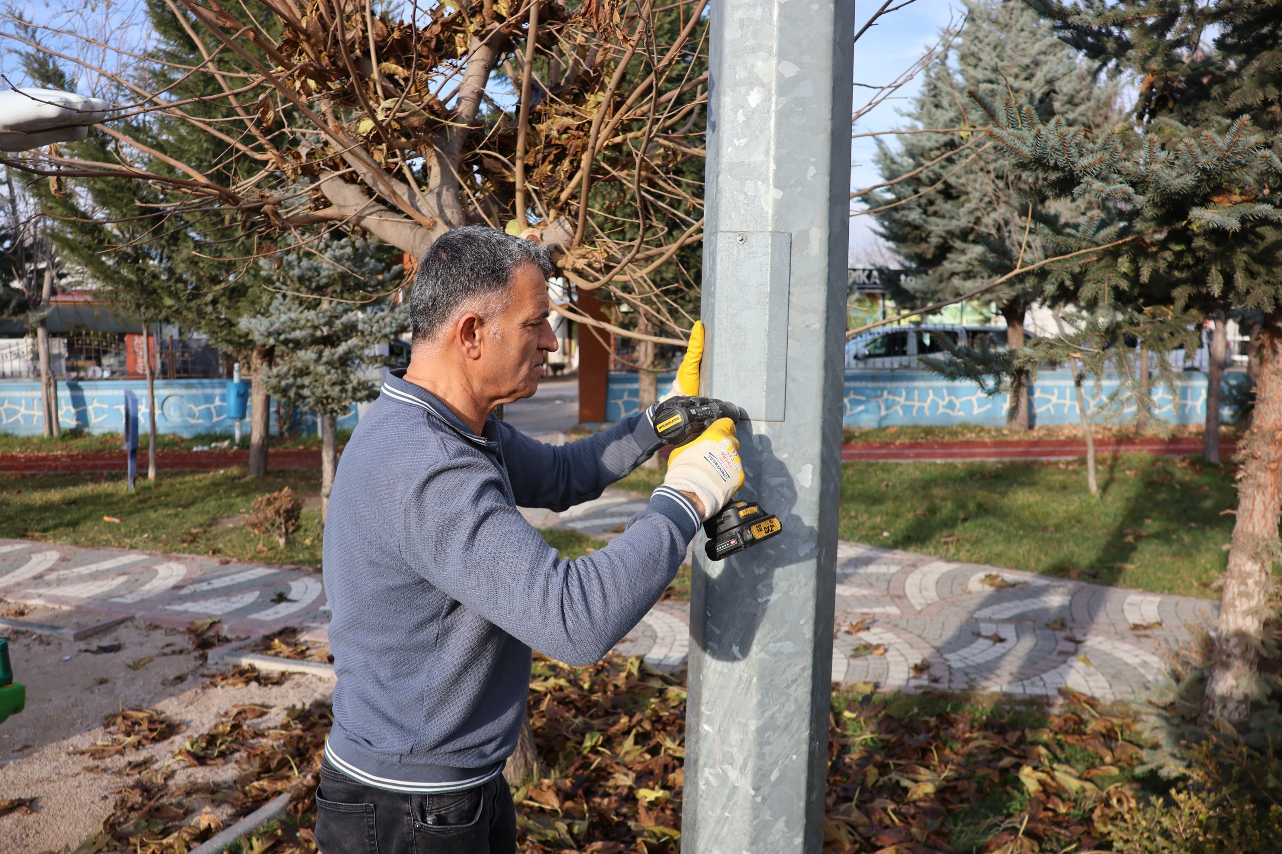 Parklardaki Aydınlatma Sistemi Onarıldı: Belediye Tehlikeye Karşı Uyardı  