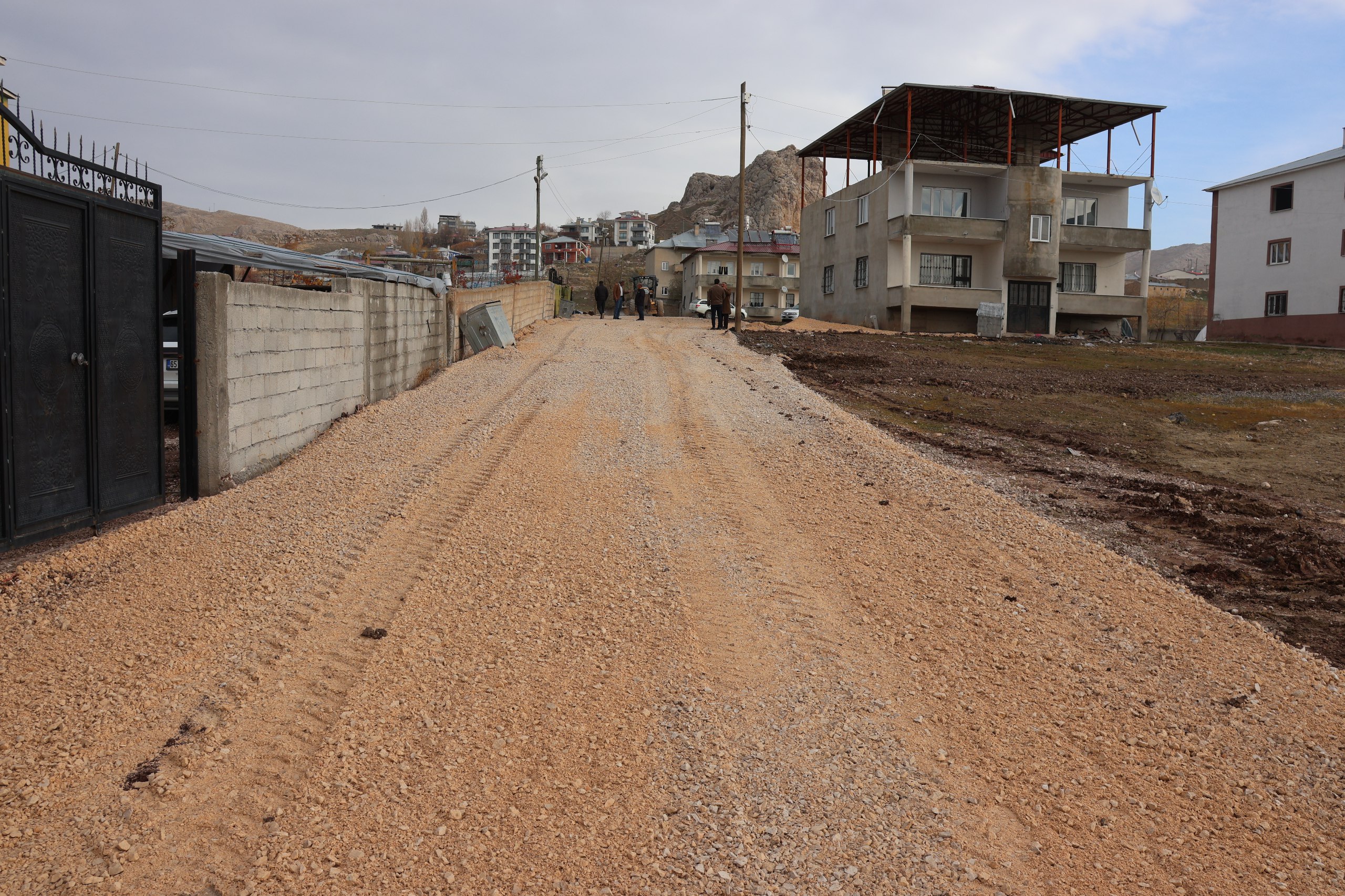 Tuşba’da Kazı Çalışmaları Sonrası Bozulan Yollar Onarıldı 