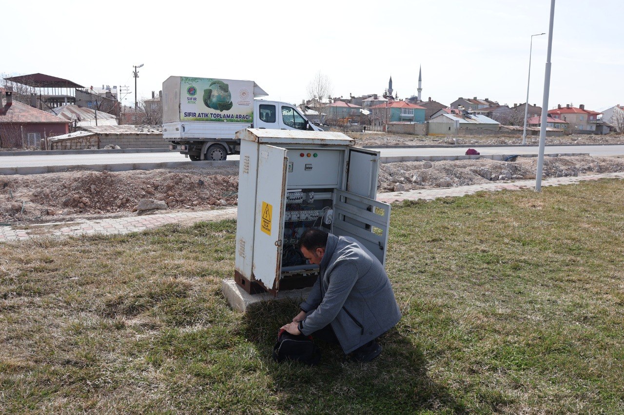 15 Temmuz Parkı'nda Elektrik Panolarının Periyodik Bakımı Yapıldı 