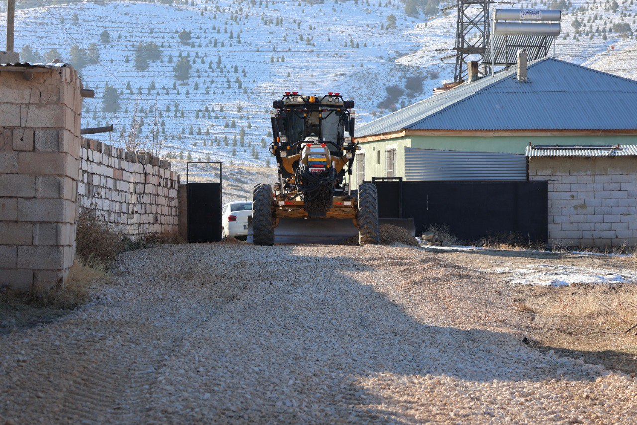 Kış Şartlarına Rağmen Üç Mahallede Stabilize Yol Çalışması