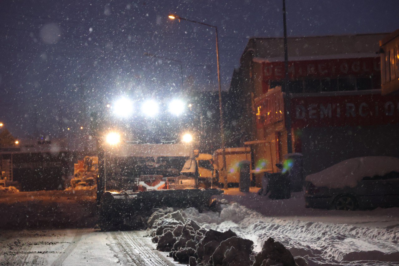 Tuşba Belediyesi Akşam Mesaisi İle Kar Çalışmalarına Devam Etti