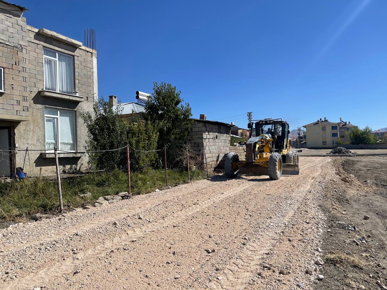 Tuşba Belediyesi Seyrantepe’de Yeni Açtığı Yollarda Stabilize Çalışması Yaptı