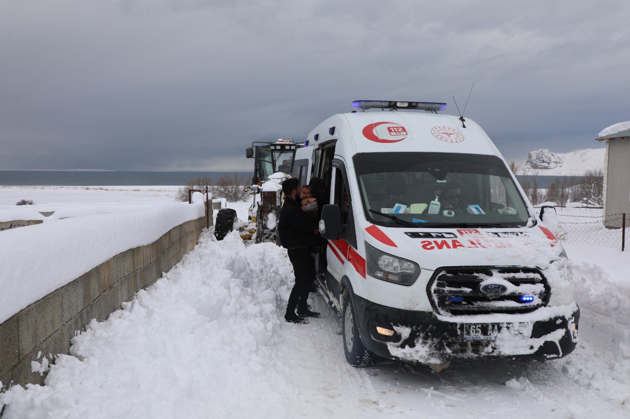 Yeşilsu'da Ambulansa Kar Engeli Aşıldı 