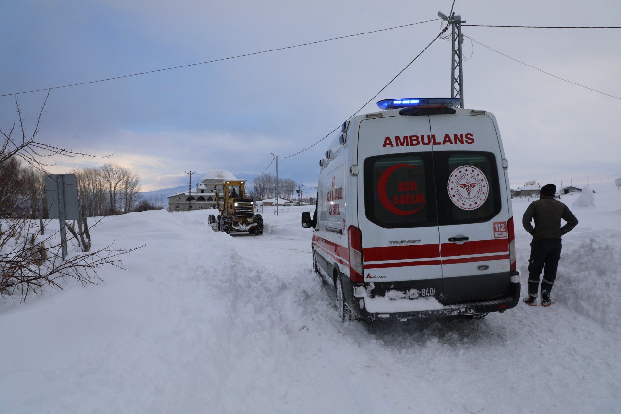 Esenpınar Mahallesi’nde Ambulans İçin Yol Açıldı