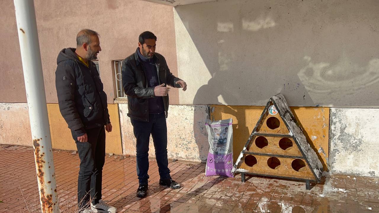 Tuşba Belediyesi Okul Bahçelerine Kedi Evi Ve Mama Bıraktı 