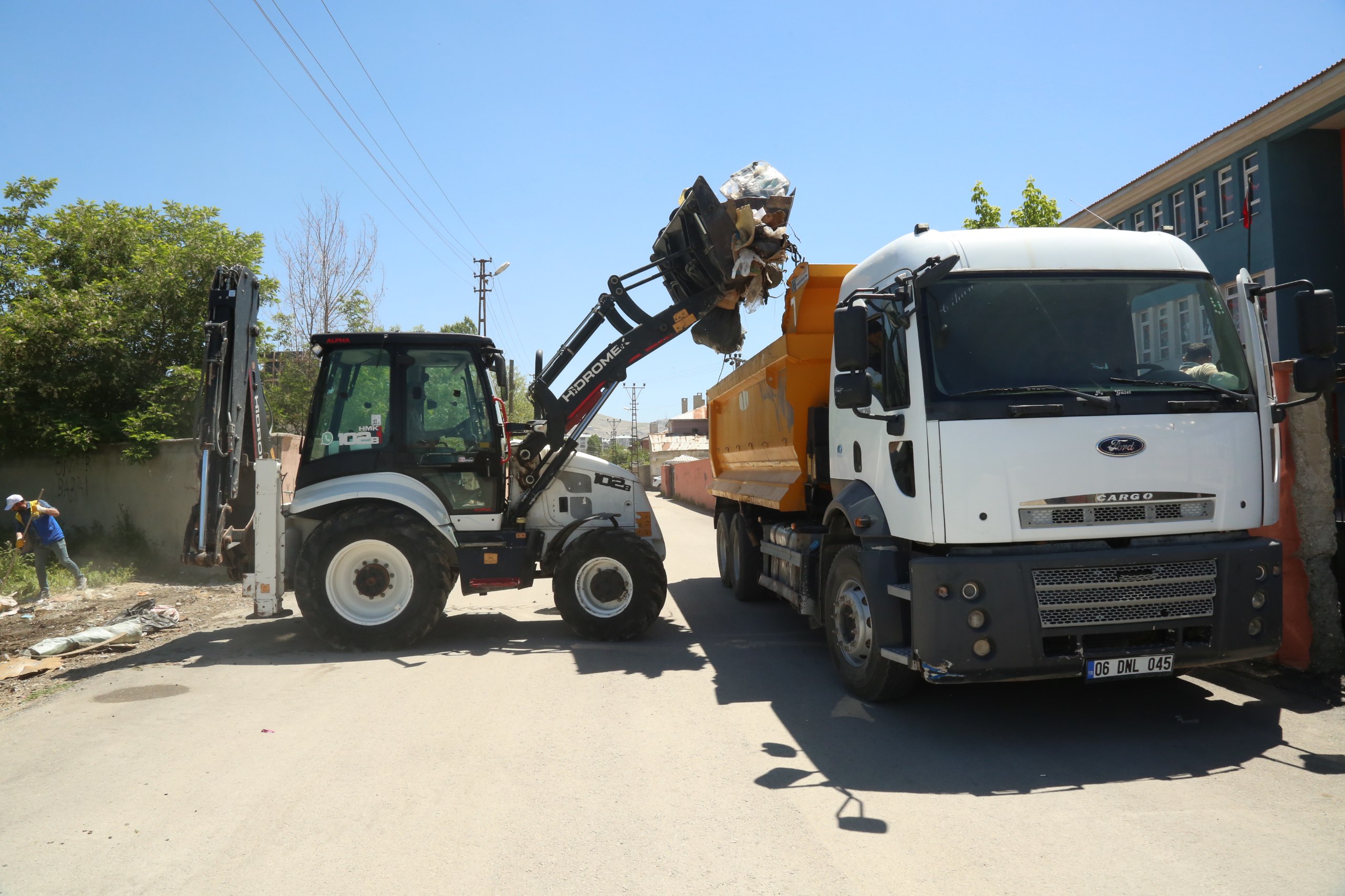 Tuşba Belediyesi Temizlik Çalışmalarını Aralıksız Sürdürüyor