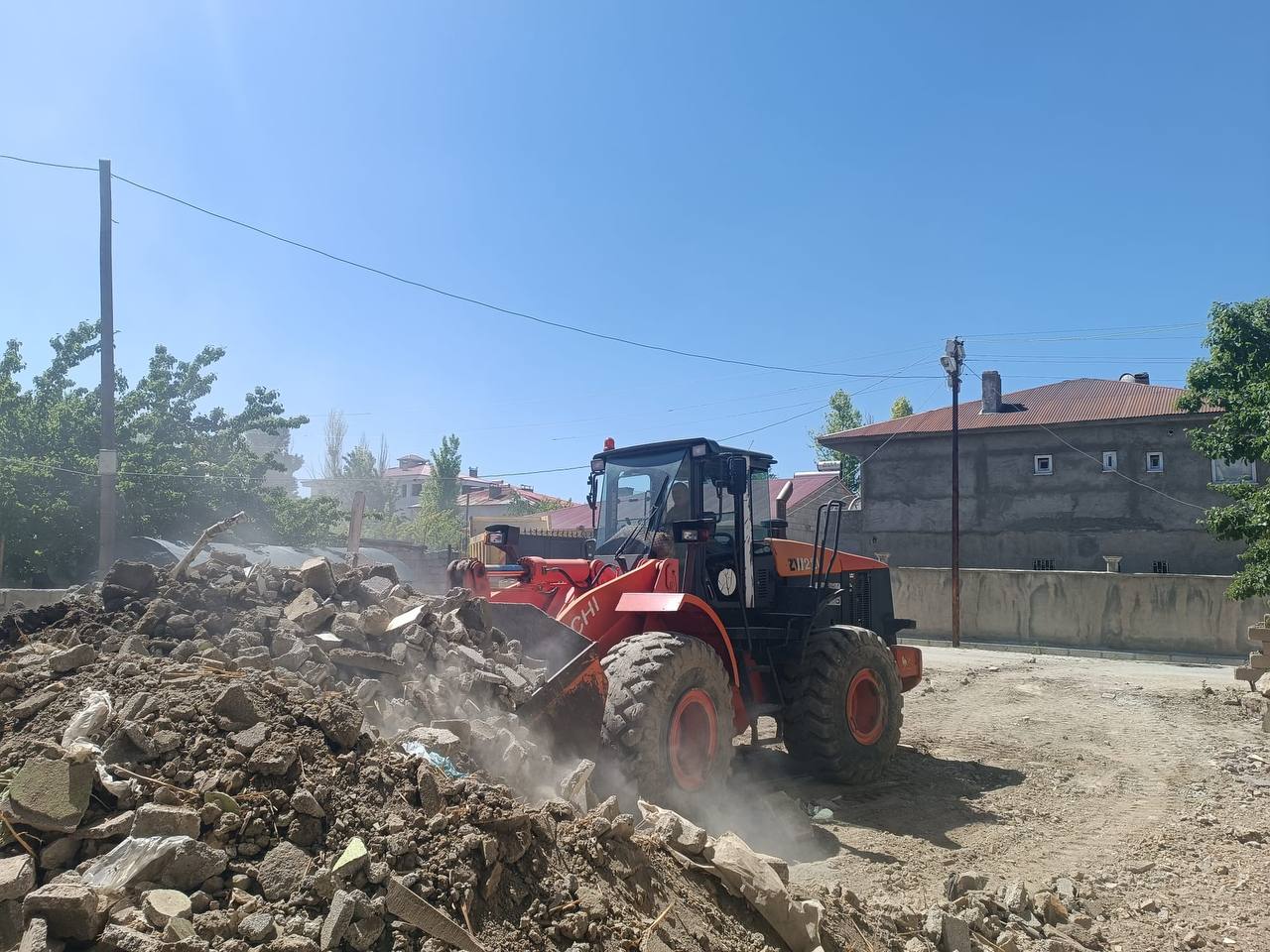 Eş Başkanlarımızın talimatlarıyla ekiplerimiz ilçemiz mahallelerinde yol iyileştirme, reglaj ve yol genişletme çalışmalarını sürdürüyor.