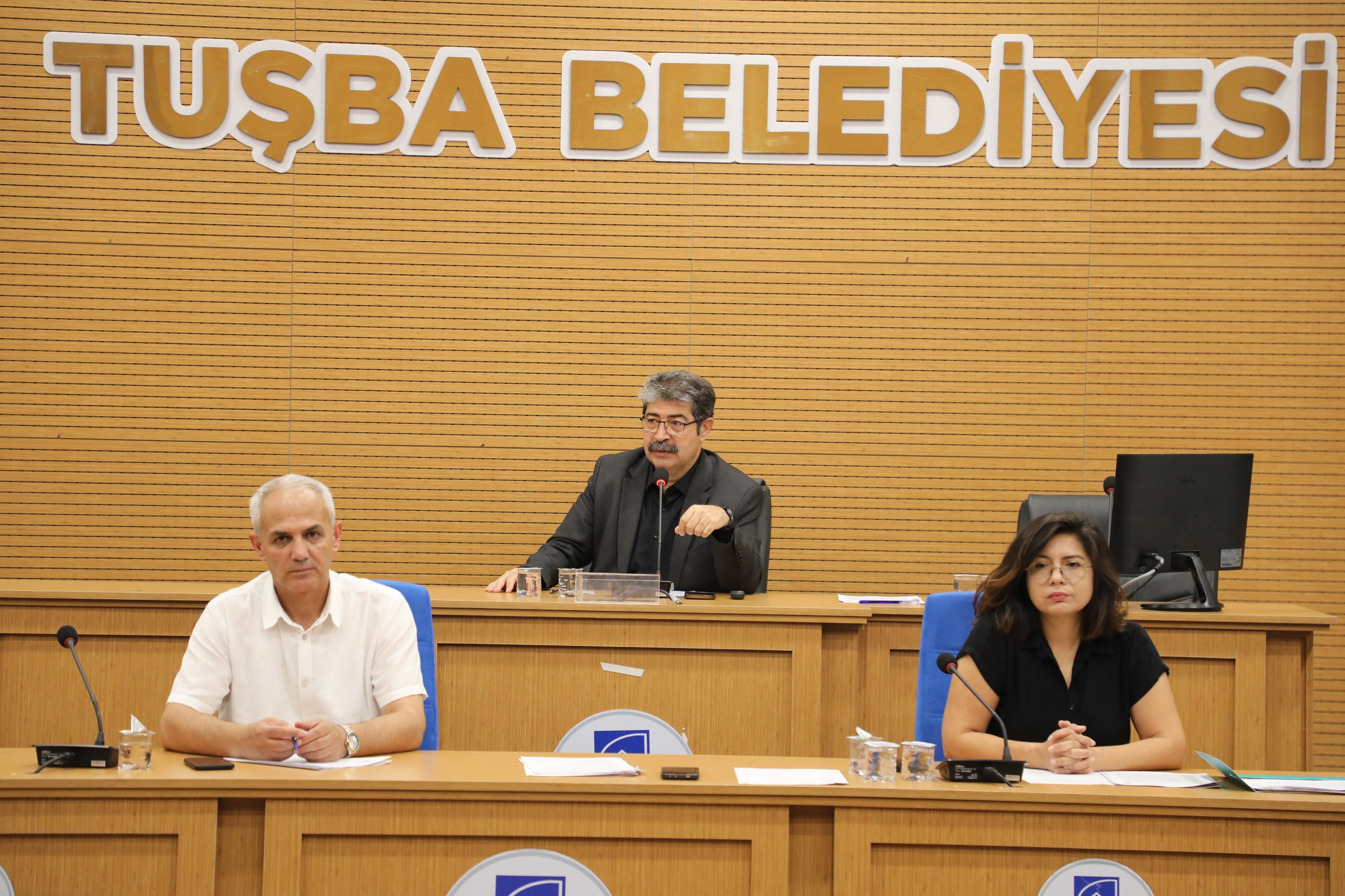 Bibîranîna Komkujiya Şingalê Li Meclisa Şaredariya Tuşbayê: Em Şingalê Ji Bîr Nakin!