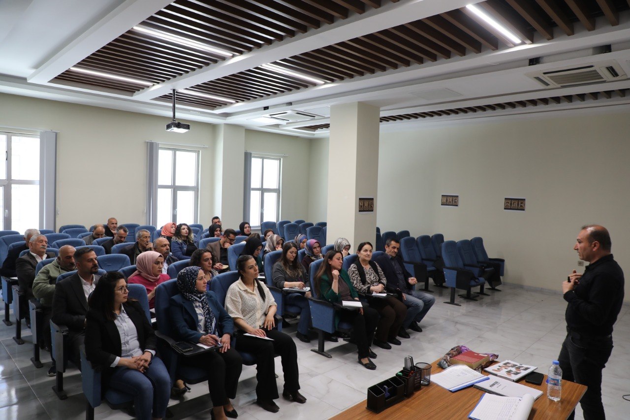 Tuşba’da çok dilli belediyecilik: Kürtçe kursları devam ediyor